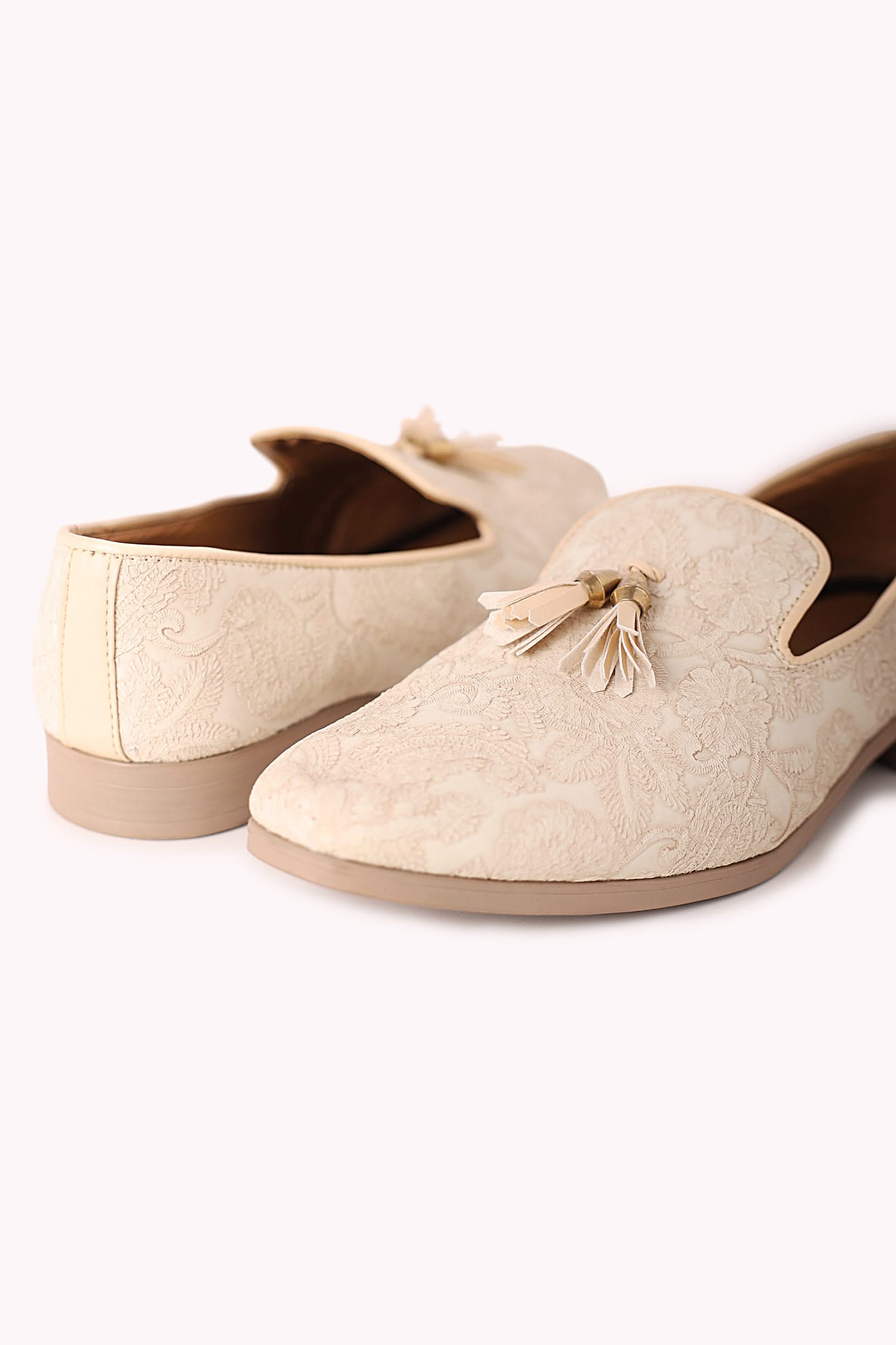 White_Tassel_Mojaris-SG179246_1_44a8db00-0c2b-4c67-8560-2905f6f9a851.jpg