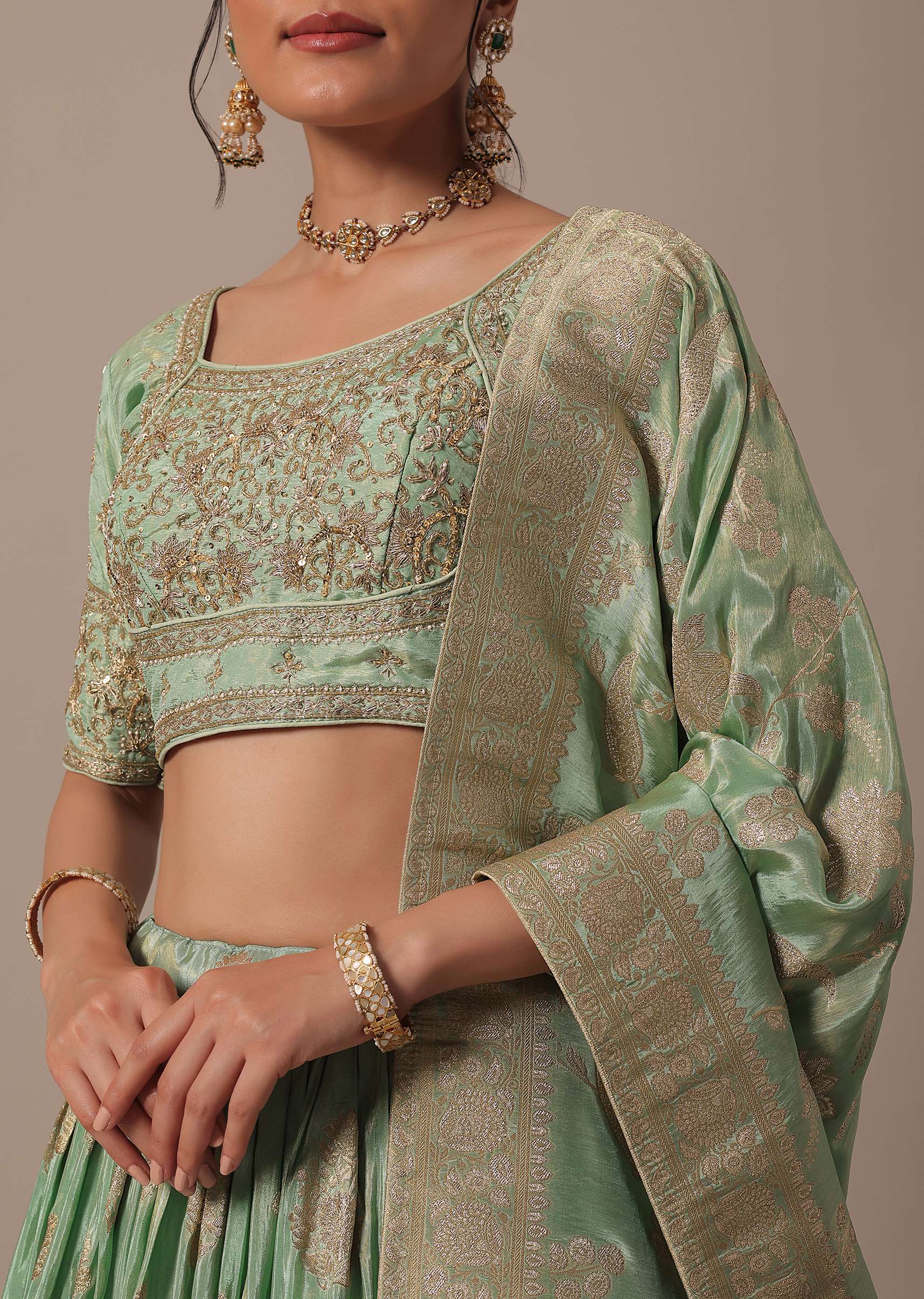adding_a_royal_touch_to_your_seasonal_wedding_wardrobe_is_th-sg198197_4_e4ef252b-d991-4d75-ad7f-995b5c358de0.jpg