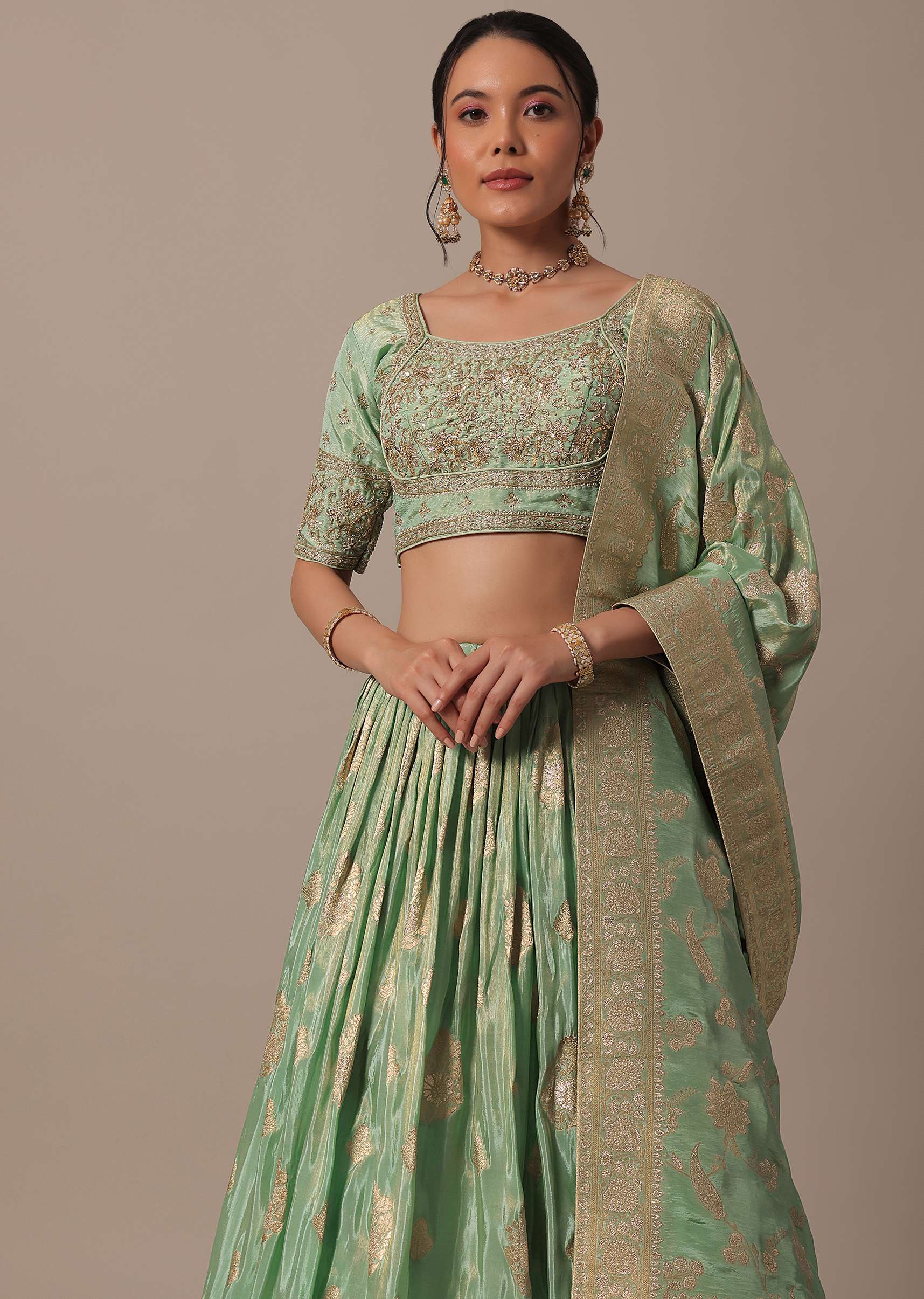 adding_a_royal_touch_to_your_seasonal_wedding_wardrobe_is_th-sg198197_5_0441ed57-6d63-4ef2-bdcc-336528590da4.jpg