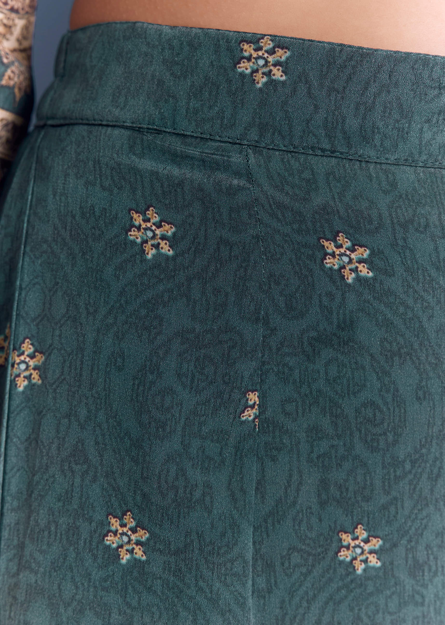 beige-blue-ombre-crepe-kurta-set-with-indie-print-and-zari-work-sg346299-6.jpg