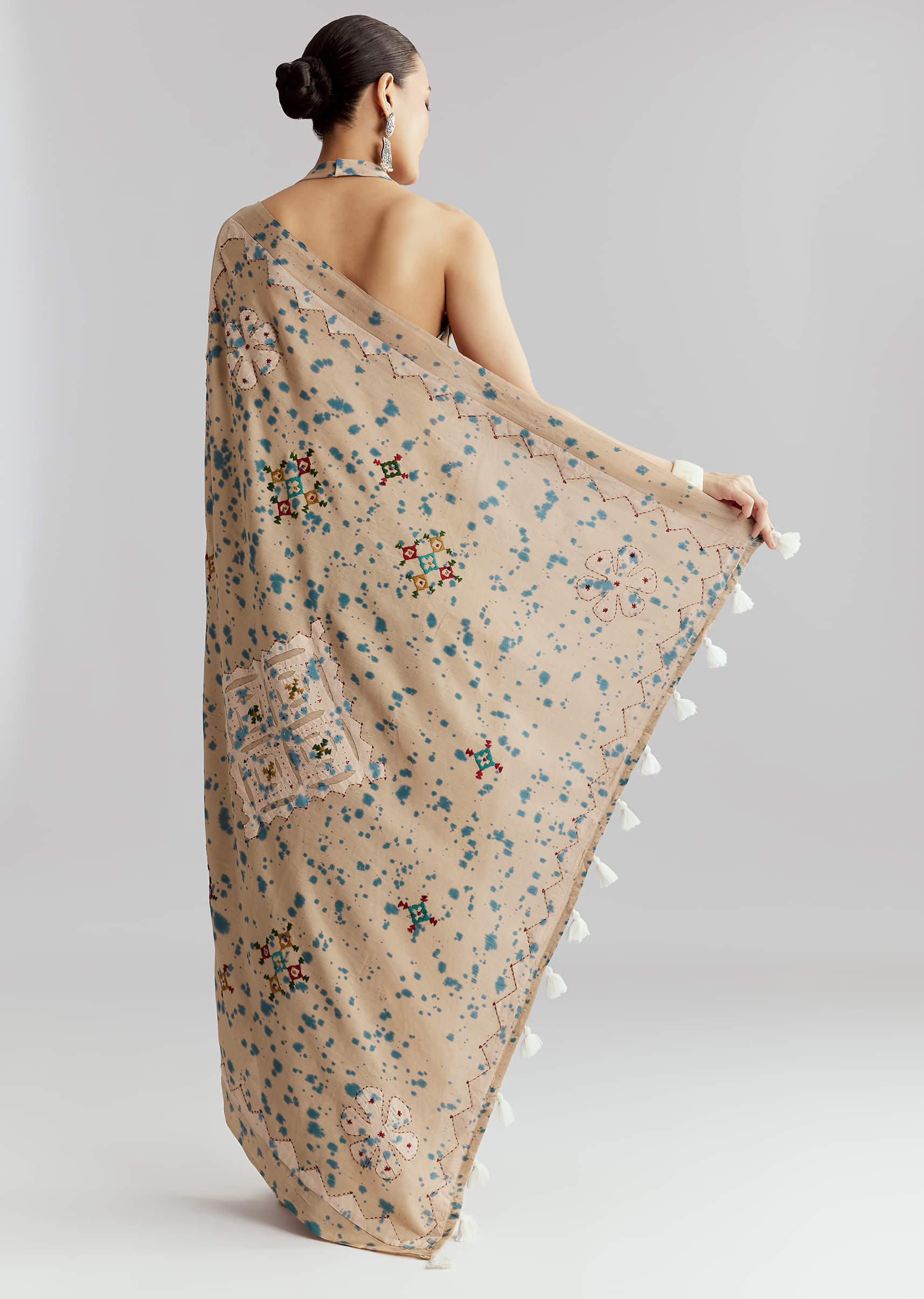 beige-cotton-linen-saree-with-hand-block-print-and-kantha-work-sg329160-4.jpg