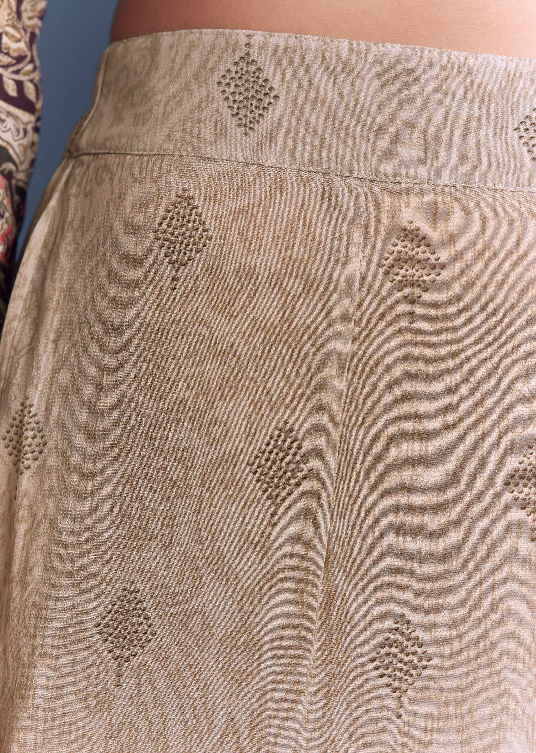 beige-crepe-kurta-set-with-floral-print-and-zari-embroidery-sg346301-6.jpg