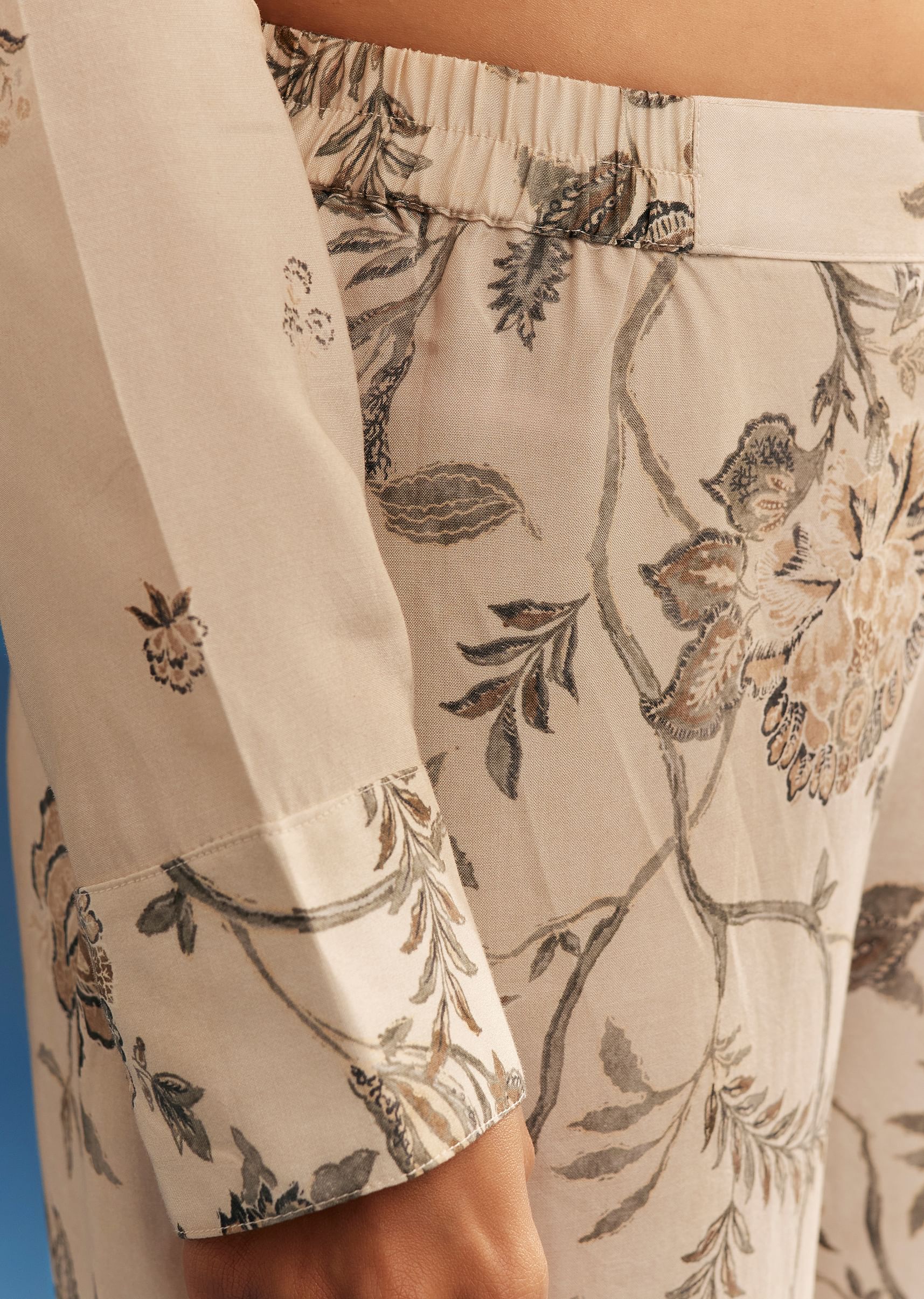 beige-floral-printed-crepe-anarkali-set-with-embroidered-neckline-sg305439-6_7c58f34f-0335-44c8-b256-d72014c2eb47.jpg