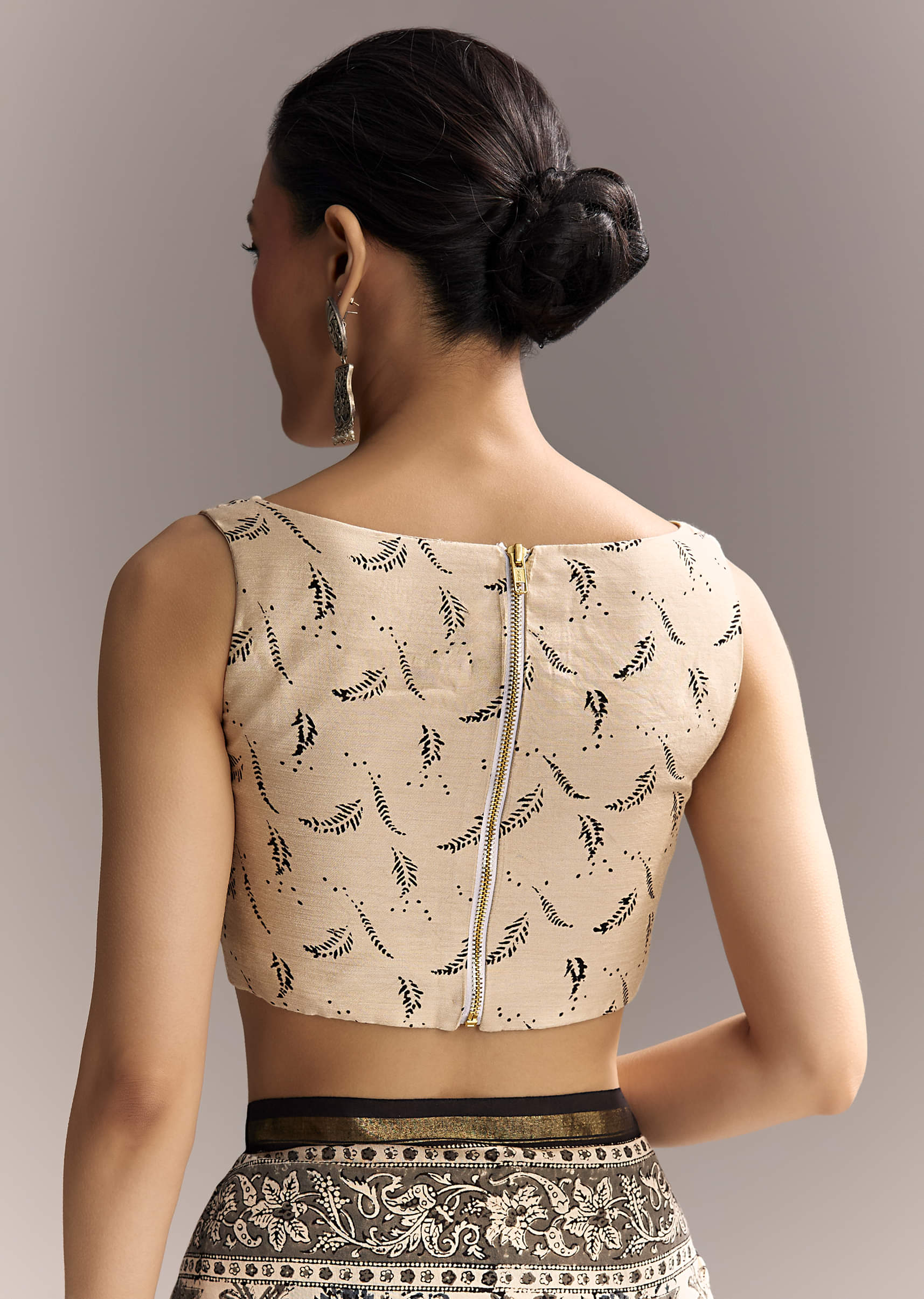 beige-linen-saree-with-black-hand-block-ajrakh-floral-print-sg311976-8.jpg