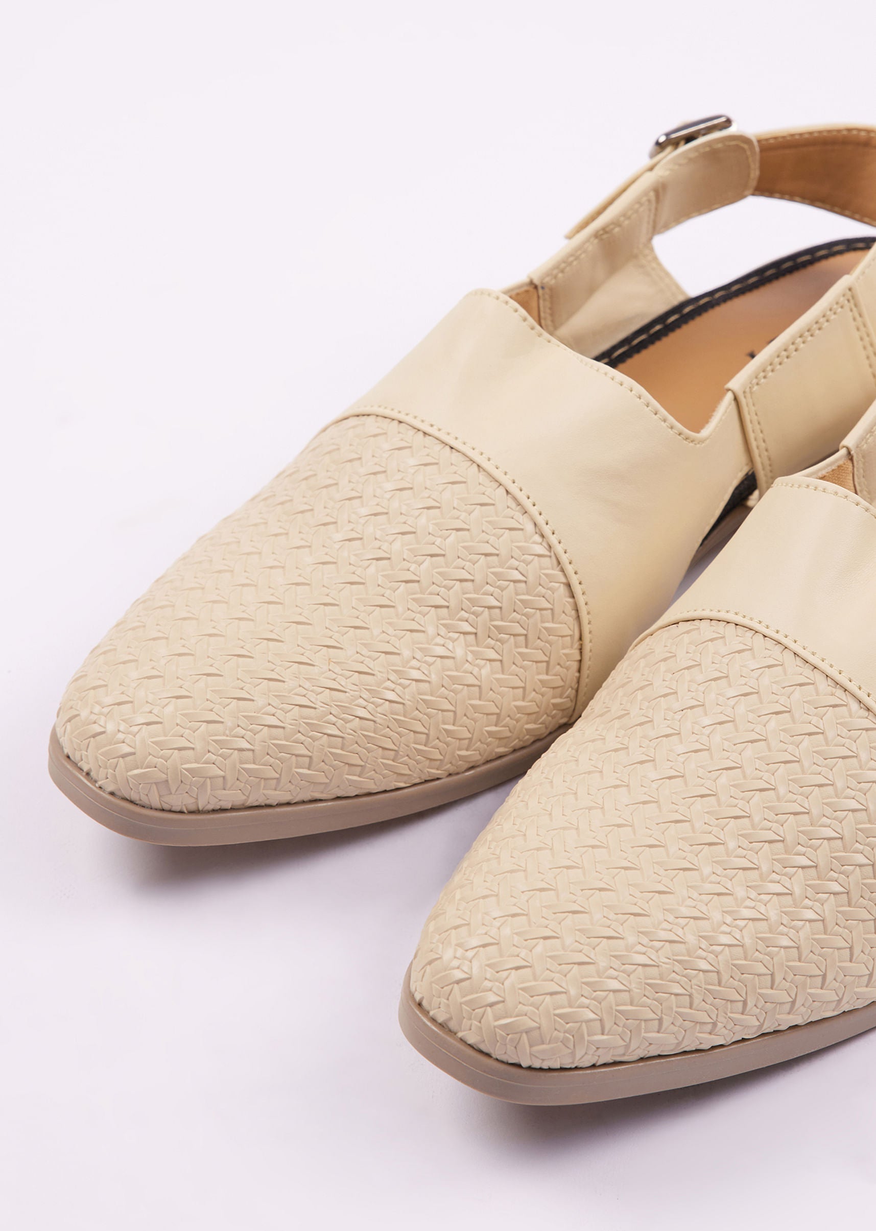 beige_ethnic_juttis_for_men-sg250293_3_8873051d-984c-4e3e-bfc2-23e35f7eeffa.jpg