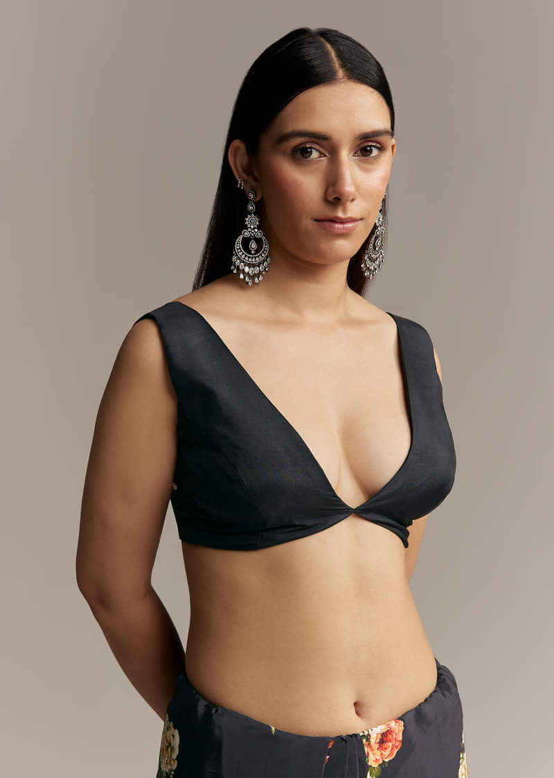 black-crepe-saree-with-floral-digital-print-and-sequin-border-sg328004-7.jpg