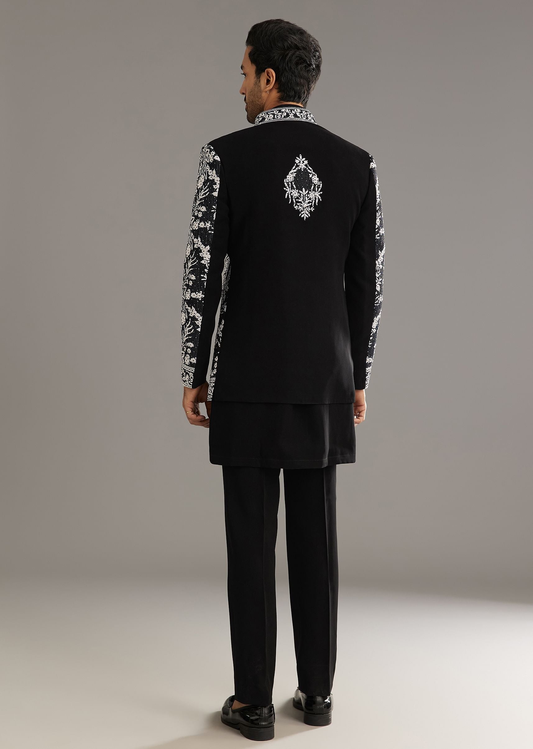 black-sequin-jaal-embroidered-indo-western-set-sg304662-6_071cdc44-9a34-4976-b4d5-0c7c18577056.jpg
