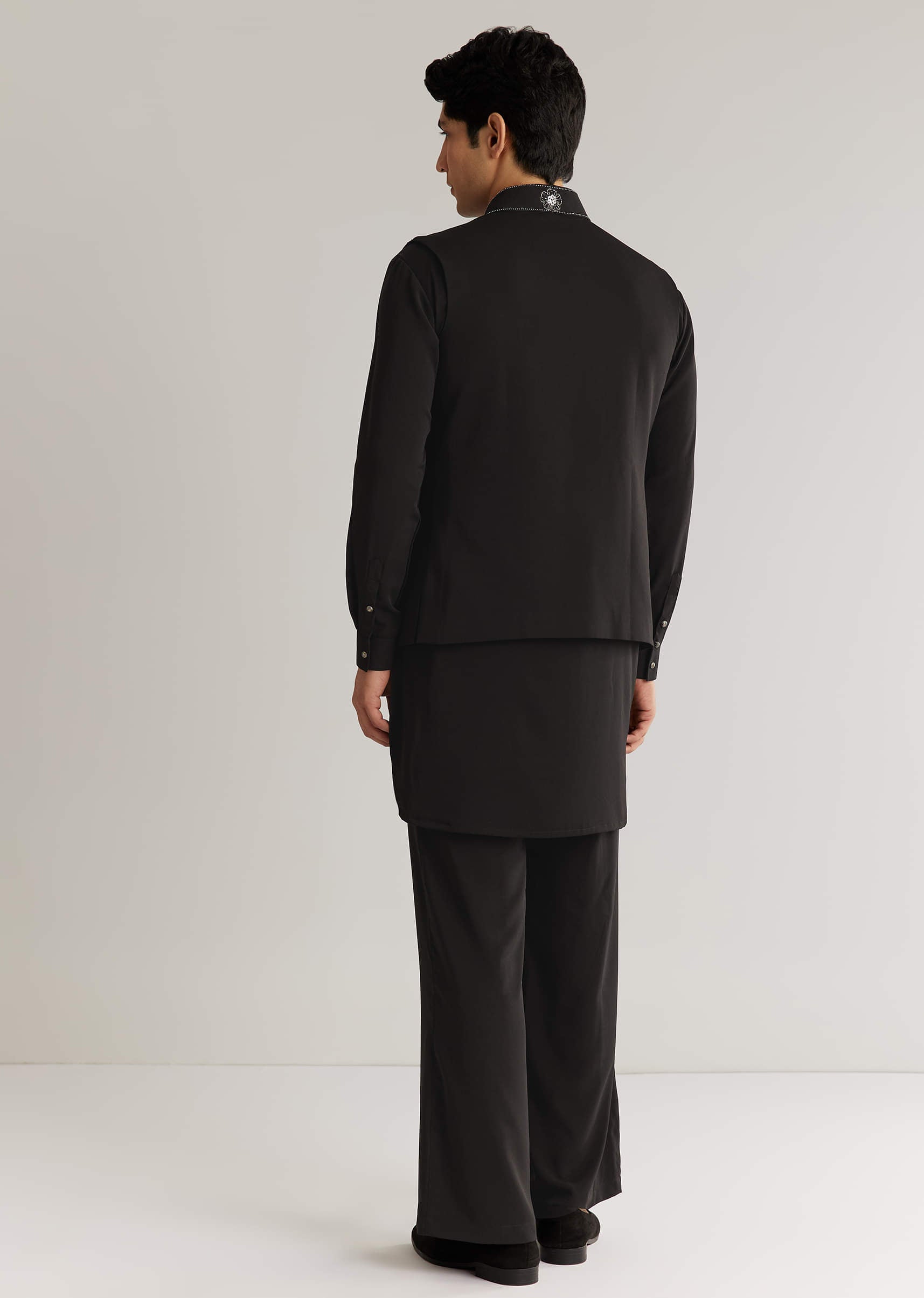 black-suiting-cutdana-sequins-floral-kurta-jacket-set-sg323448-6_fa7c0f2b-2768-4f1e-b85f-396335ebdc7e.jpg