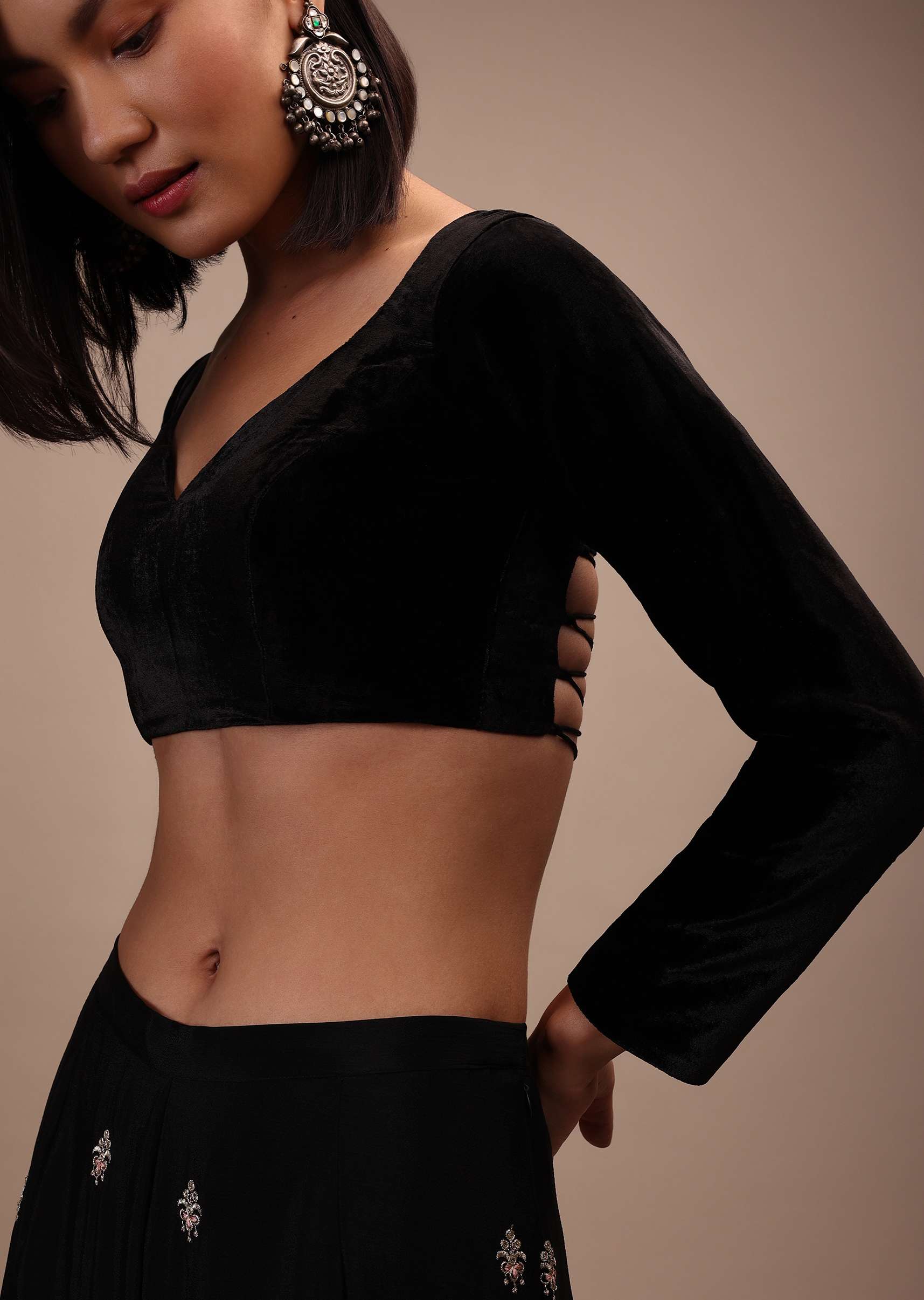 black_backless_blouse-m001blm566y-sg93783_5_487ade64-a48d-471c-b77d-6ca73c949abf.jpg