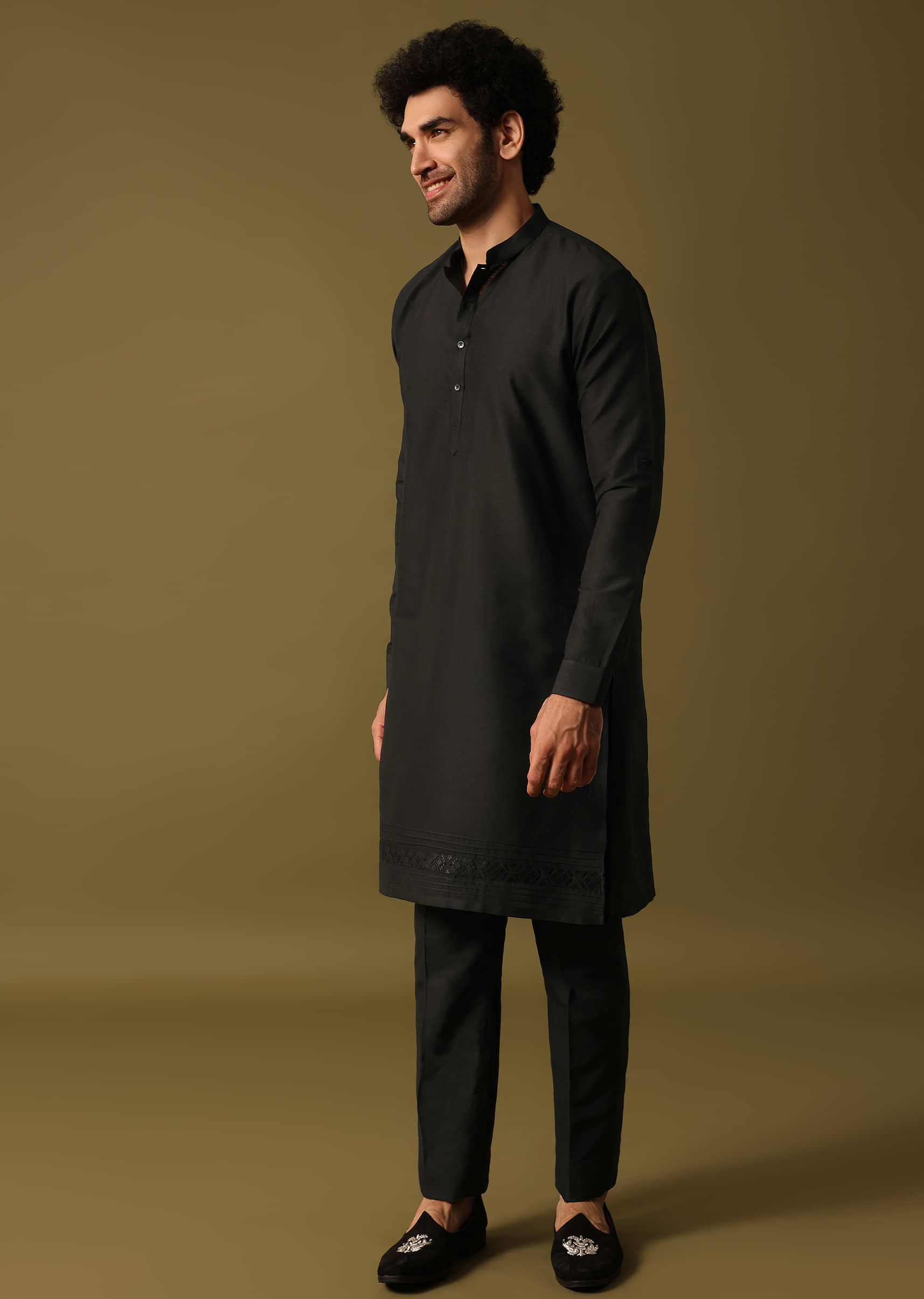 black_embroidered_kurta_jacket_set-sg228718_9_21475706-fac3-413f-8d34-9d1e996cbb22.jpg