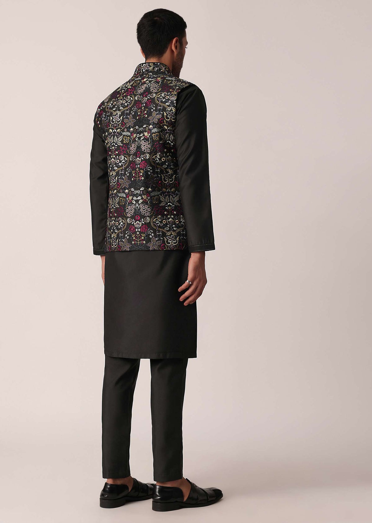 black_festive_jacket_kurta_set_for_men-sg214033_8_19442a28-2a4e-4e57-a211-08b3fc392cf7.jpg