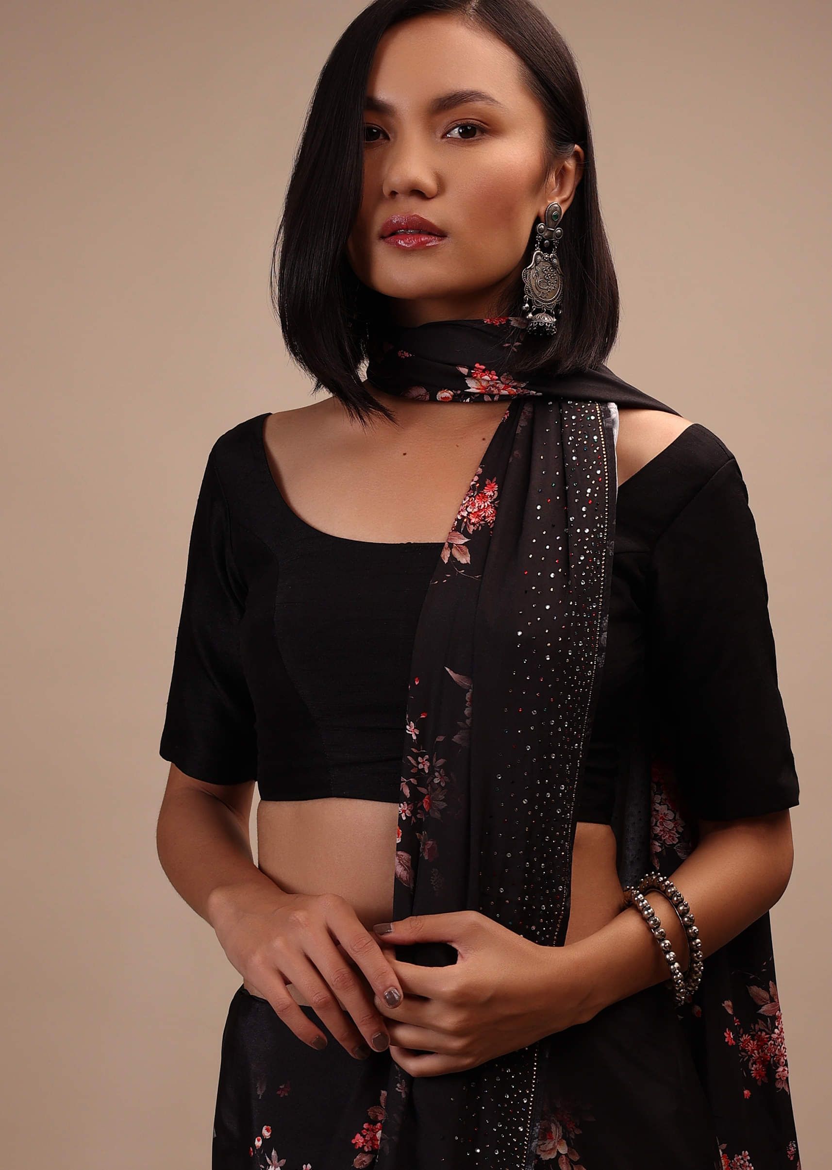 black_half-sleeveless_blousei-m001blonat12y-sg95287_2_b4ffc6d8-ec67-495f-a85c-22ba2b11a2df.jpg