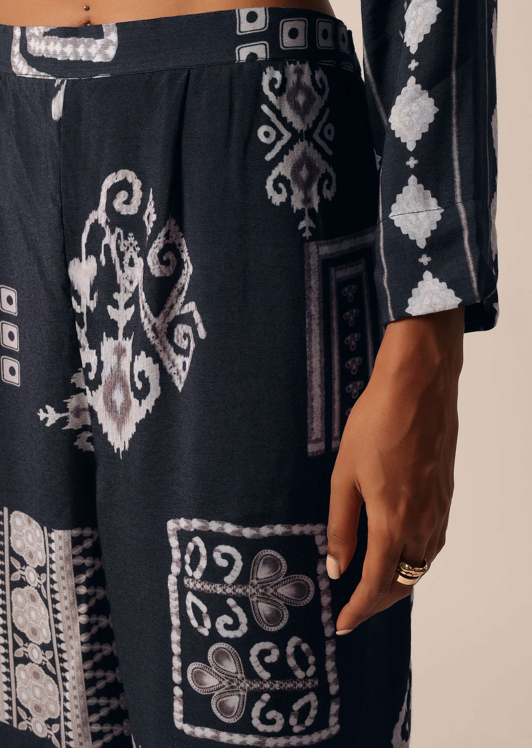 black_printed_long_jacket-sg197649_2_53f508e8-327e-477e-9871-7c76dc04895e.jpg