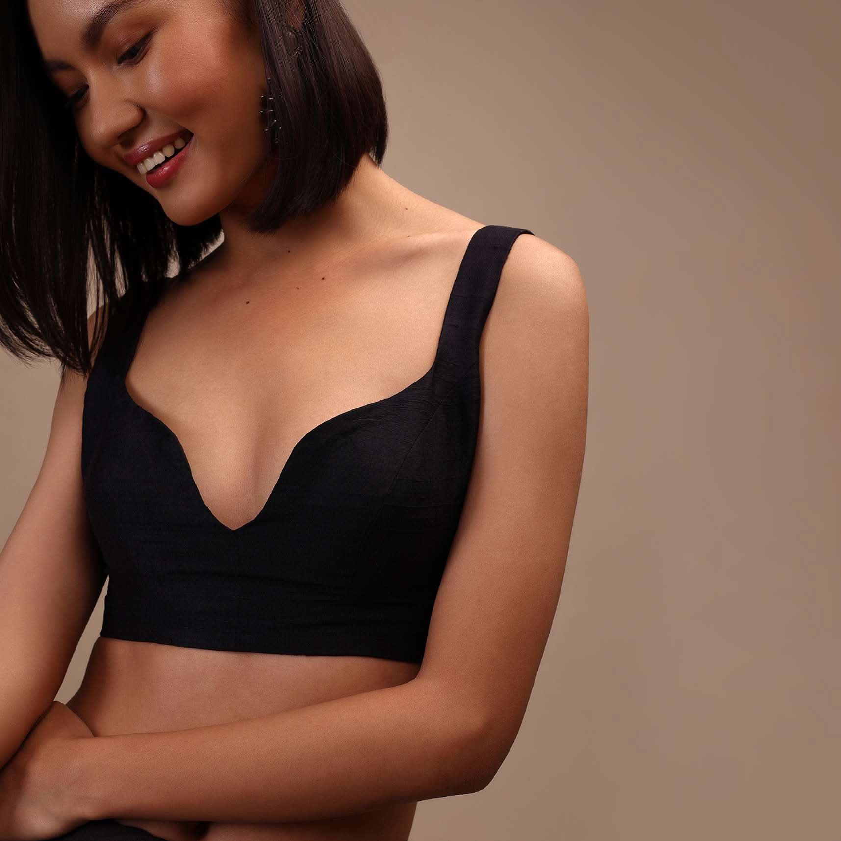 black_sleeveless_blouse-m001blg09y-sg91508_3_d6677b56-5451-4eb0-8c92-6679fa8c57dd.jpg