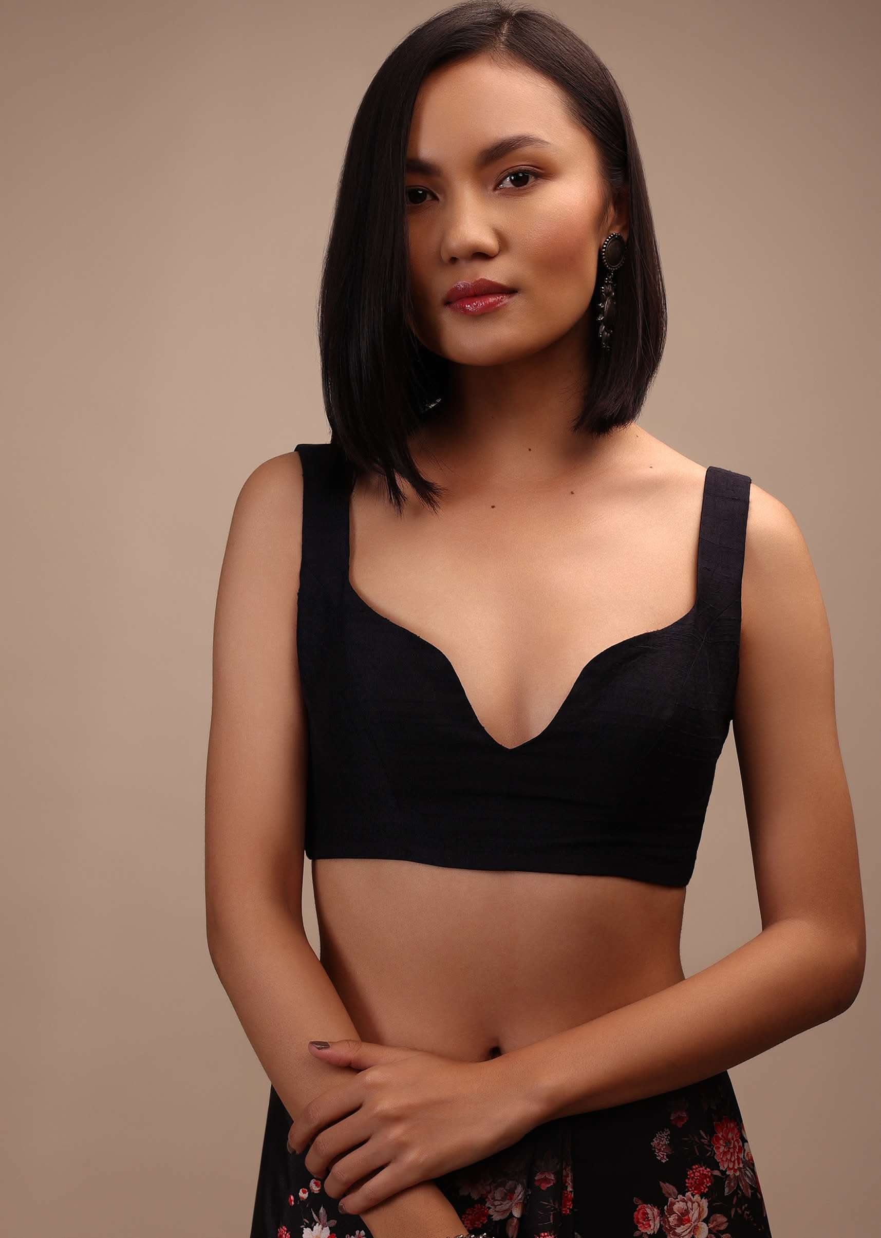 black_sleeveless_blouse-m001blg09y-sg91508_5_6dc9ccdf-911b-4fc8-8ead-9457a3915840.jpg