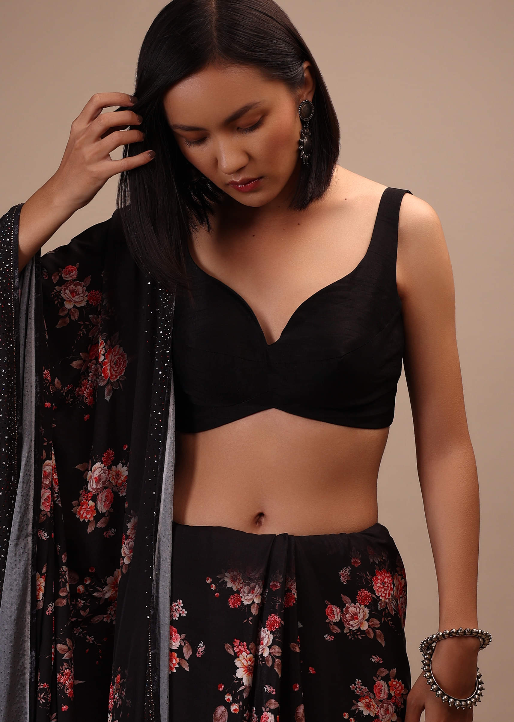 black_sleeveless_blouse-m001blonat11y-sg95286_2_dc894028-928f-4e92-8e6d-332f212daae5.jpg