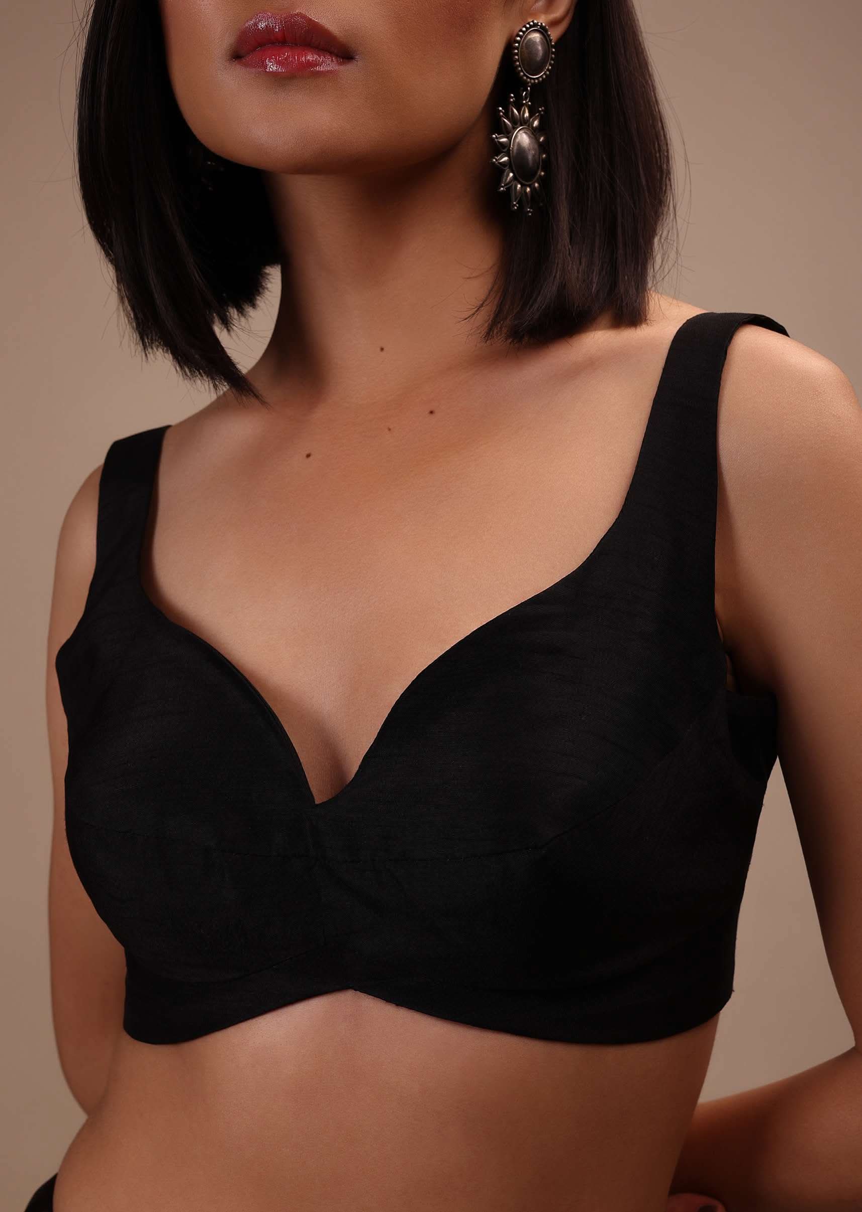 black_sleeveless_blouse-m001blonat11y-sg95286_5_8c809cd7-40be-428d-b845-52fc7dba451b.jpg