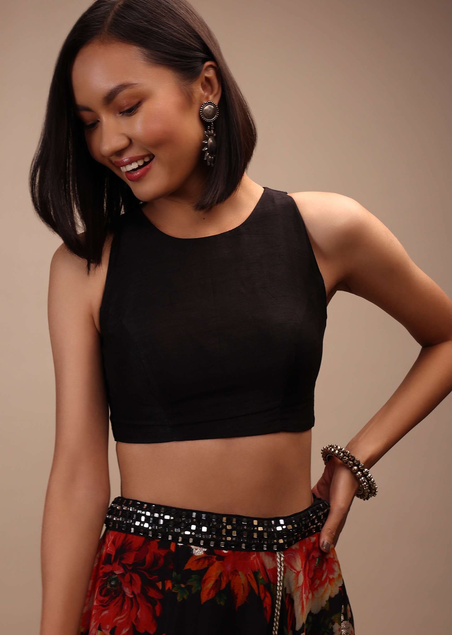 black_sleeveless_blouse-m001blonm18y-sg95296_3_36d8d691-6f5e-4990-9958-682d3979eba7.jpg