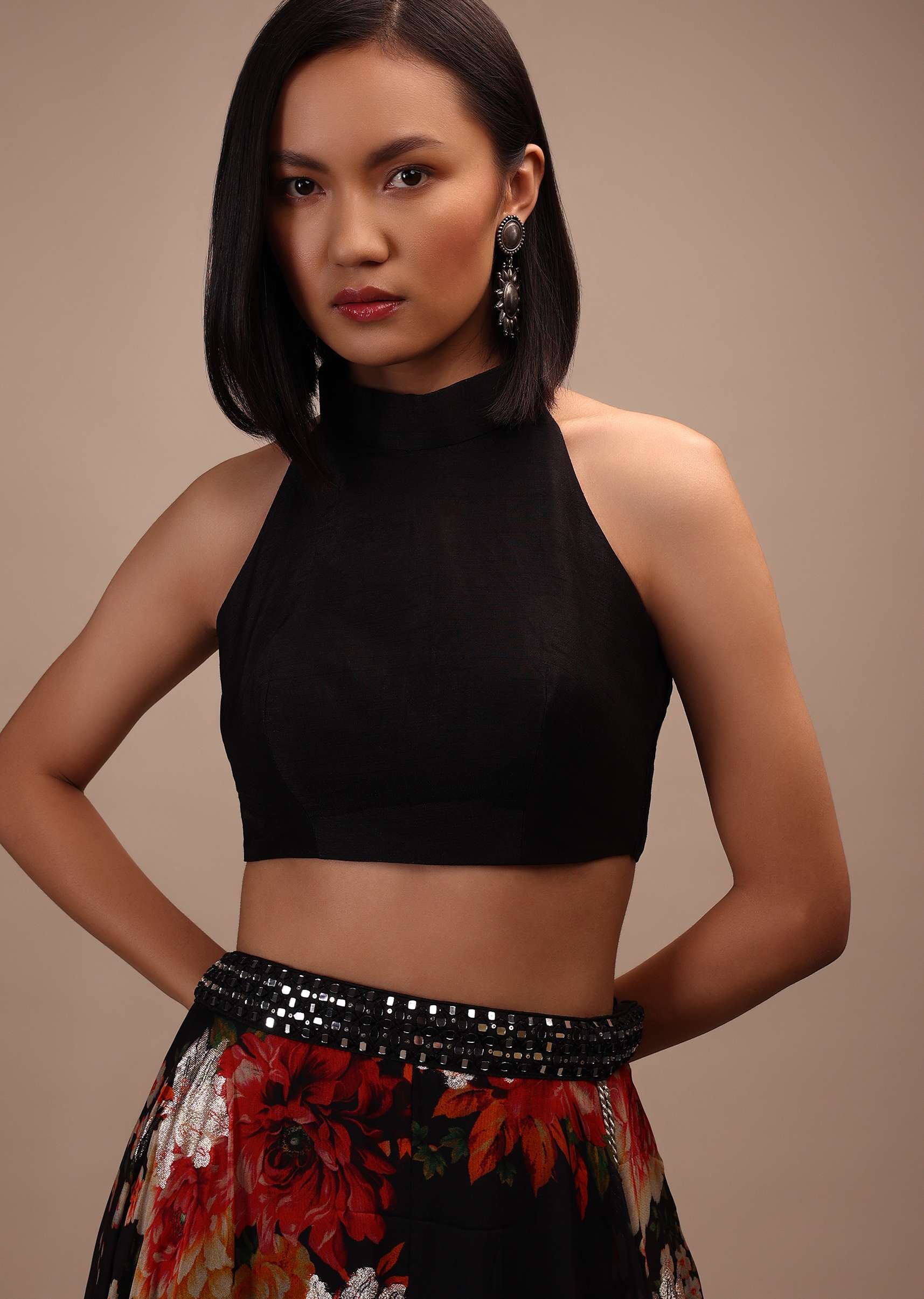 black_sleeveless_blouse-m001blonm19y-sg95297_3_4019ded7-e543-4d0d-9057-b46093b7b7f2.jpg