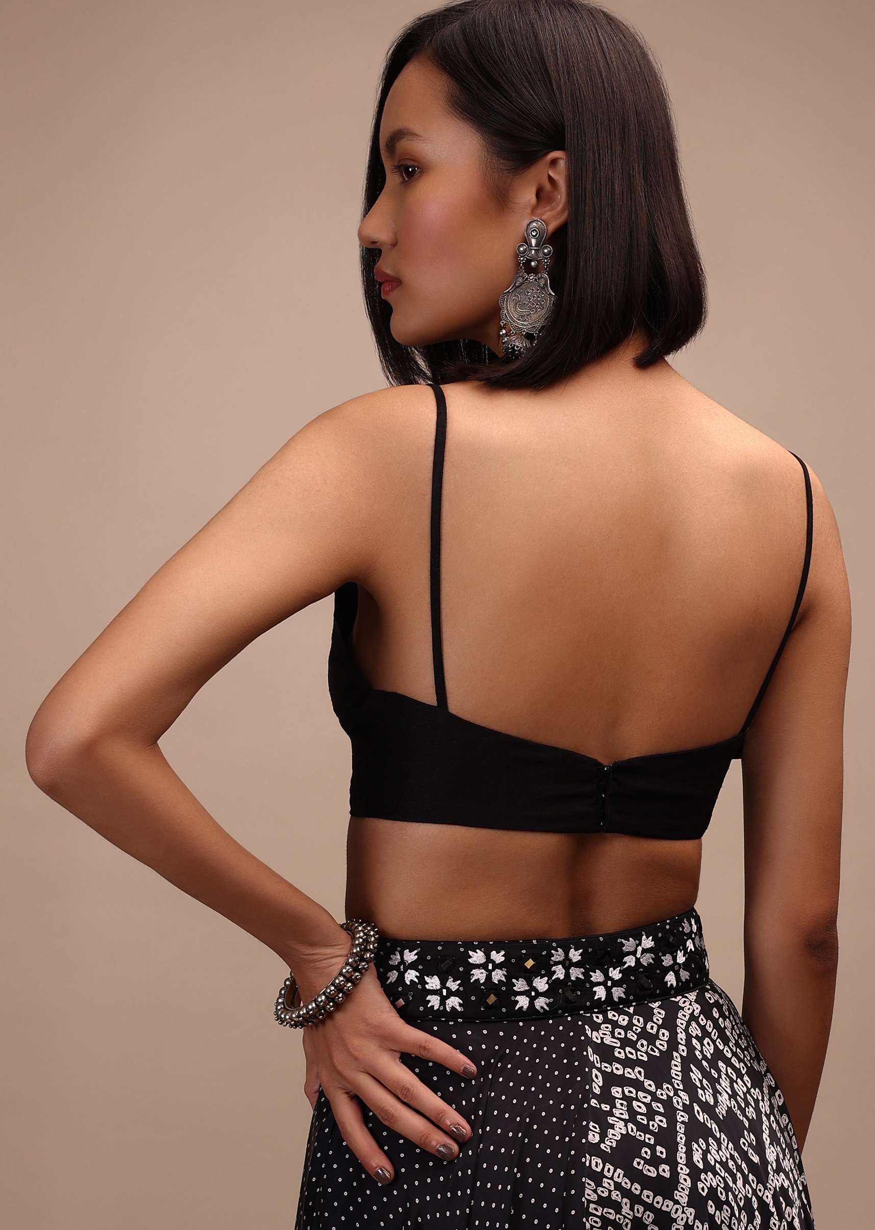 black_spaghetti_sleeve-m001blonm17y-sg95294_6_f3d6fbbf-03fd-4d40-896c-87d4f17fcbe3.jpg