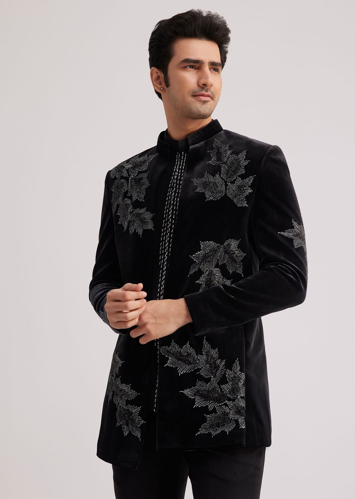 black_velvet_indo_western_set_with_abstract_motif_and_cut_da-sg249911_4_281e48b4-2a50-43ce-9d75-3ca689df2251.jpg