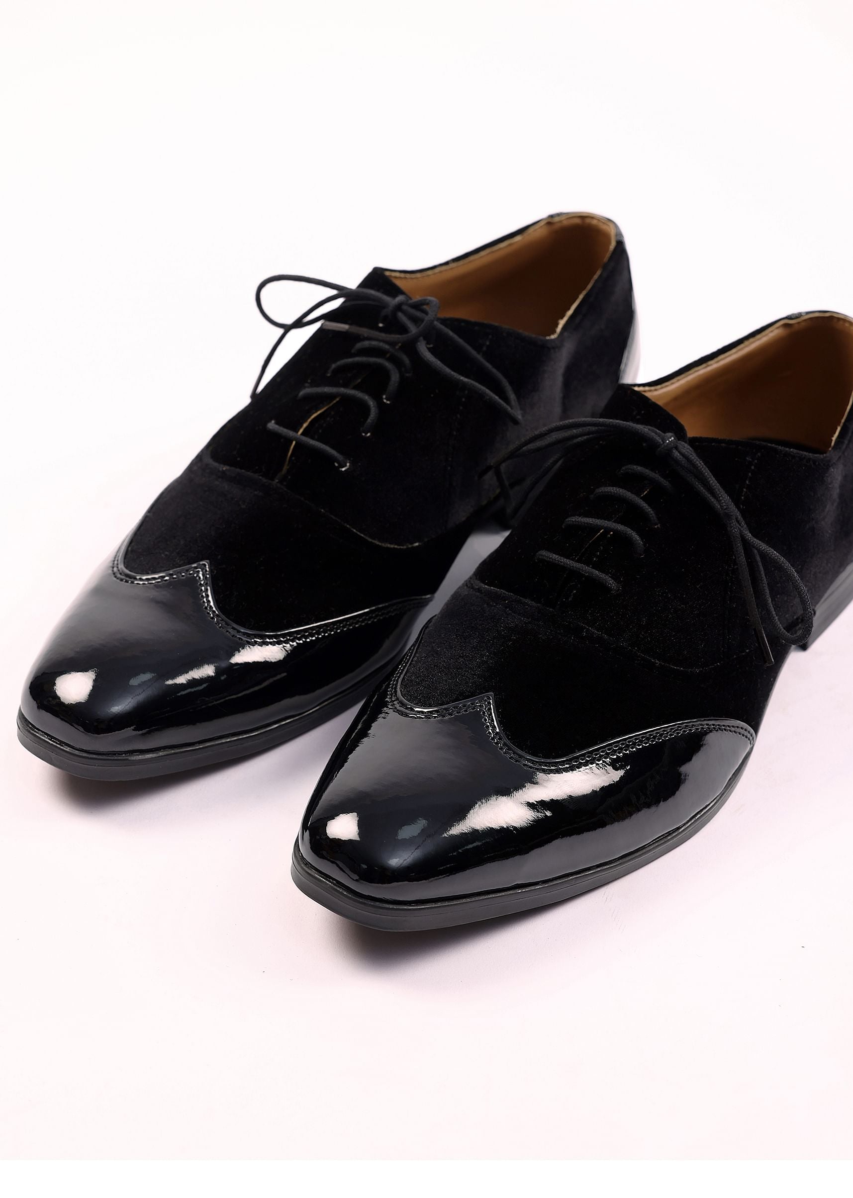 black_velvet_jutti-sg250559_4_6bacdaec-b741-427f-85d0-ea5c1edf6305.jpg