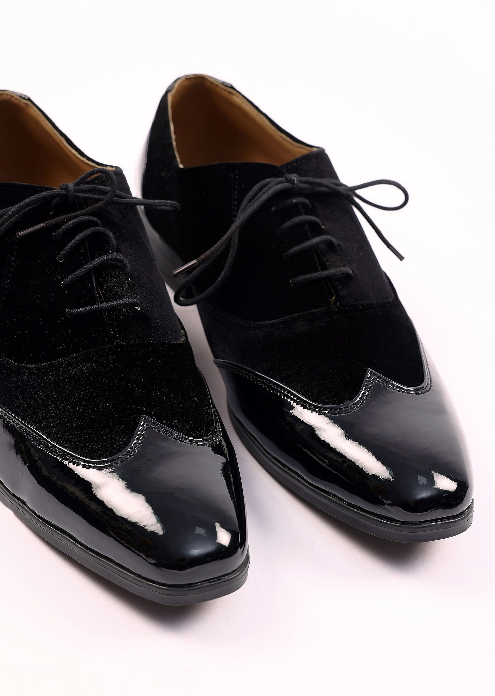 black_velvet_jutti-sg250559_6_2ce966a9-3232-4841-8e77-2978cb3702d4.jpg