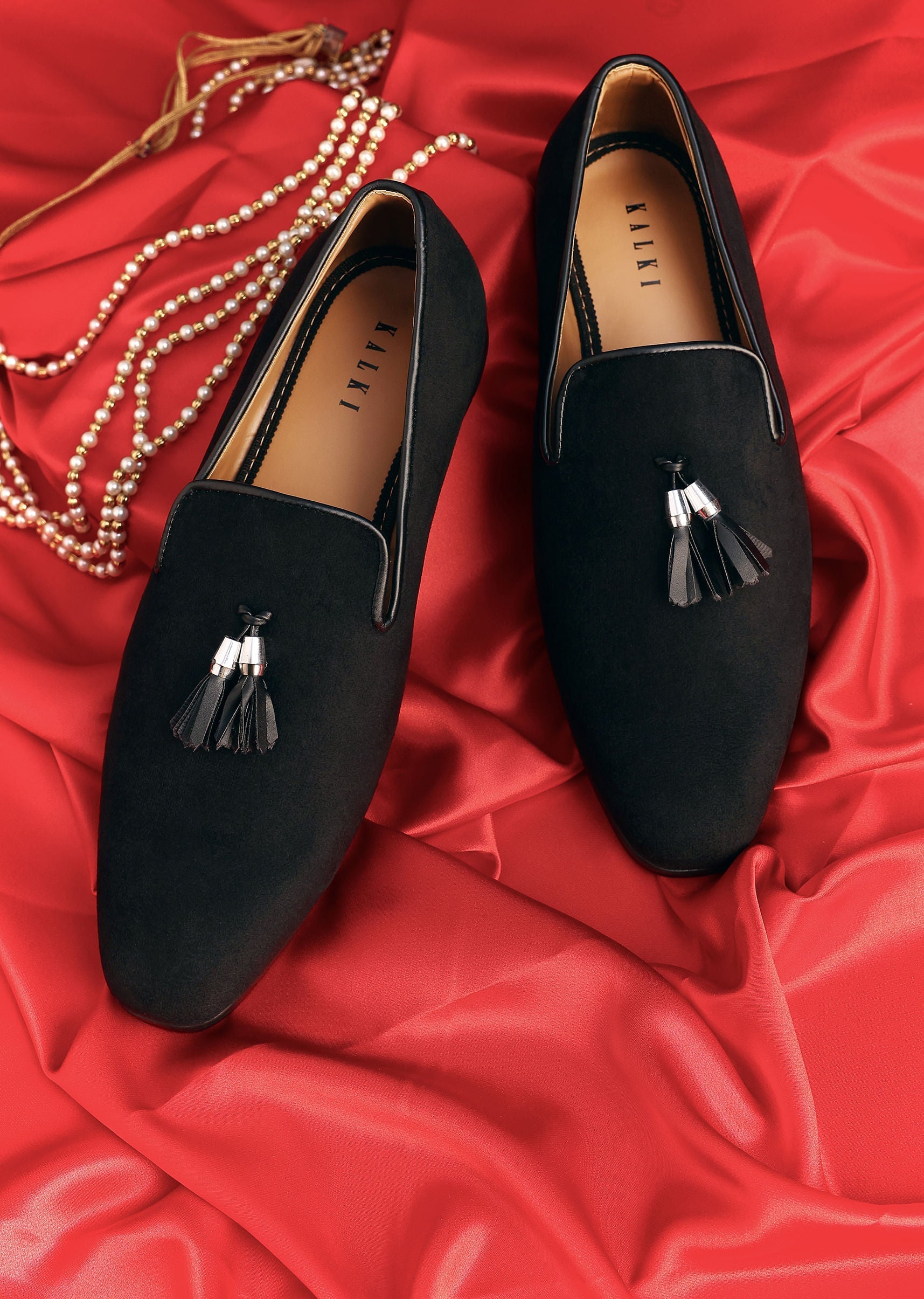 black_velvet_jutti_with_tassel-sg222837_5_faffc4ac-3422-4f3b-b8f6-c6e2f07d1ca1.jpg