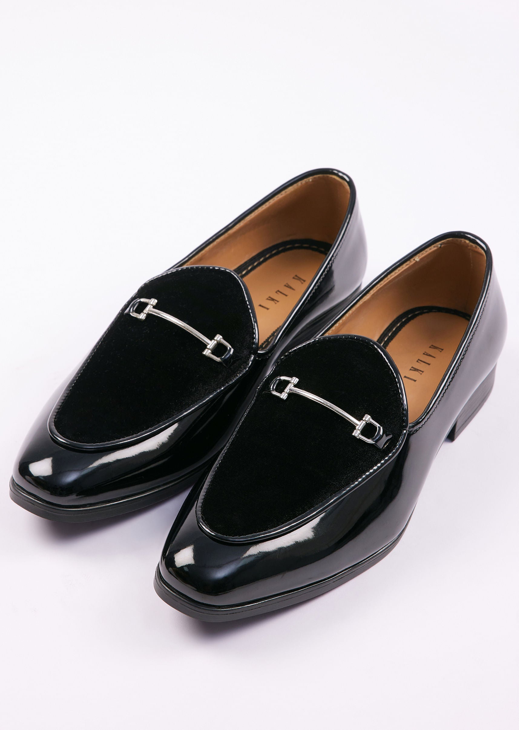black_velvet_juttis_for_men-sg250564_4_4d18c3d9-975d-492f-82f2-583337db3efa.jpg