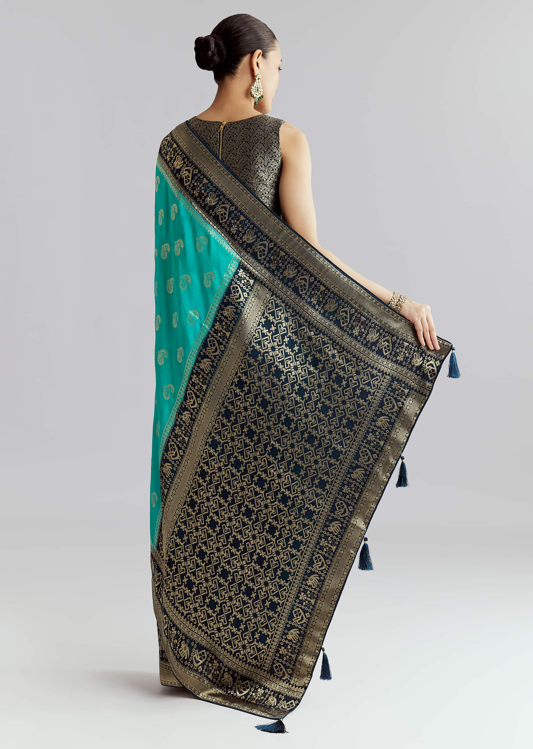 blue-banarasi-silk-woven-saree-with-zari-paisley-motifs-sg350478-4.jpg