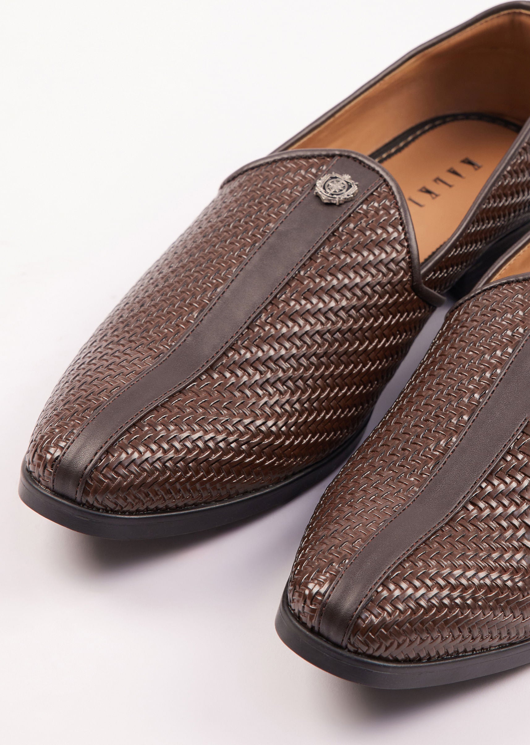 brown_textured_juttis_for_men-sg250317_3_c91c1931-af8e-4280-aace-0c9b66a20d37.jpg