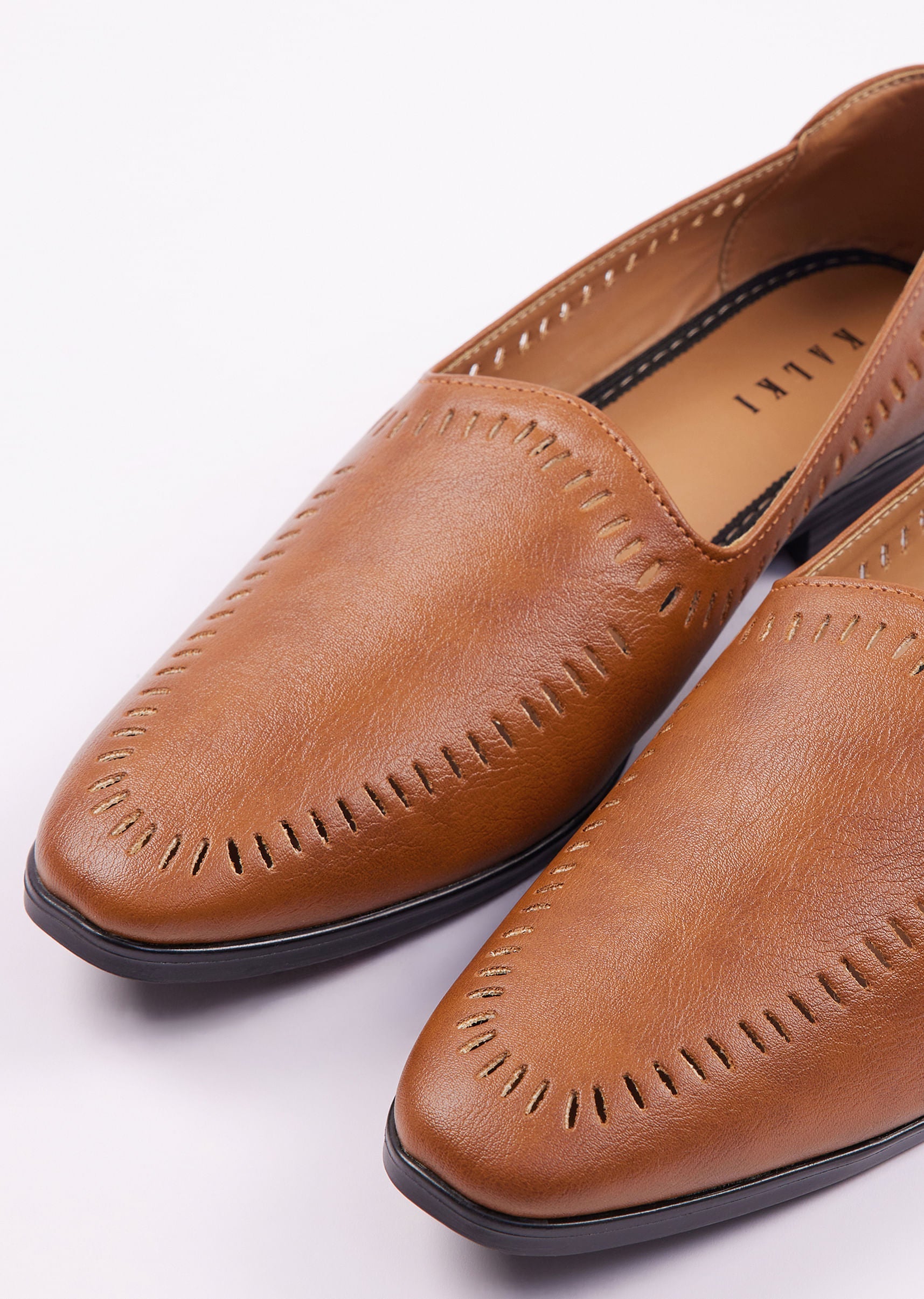 classic_brown_ethnic_juttis_for_men-sg250277_3_25882719-aad2-420a-984c-64fd319171b2.jpg