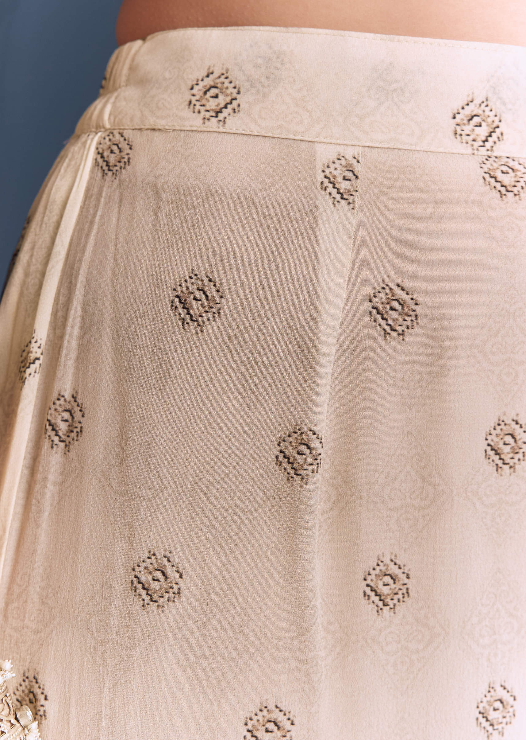 cream-crepe-kurta-set-with-indie-print-and-floral-print-dupatta-sg344093-6.jpg
