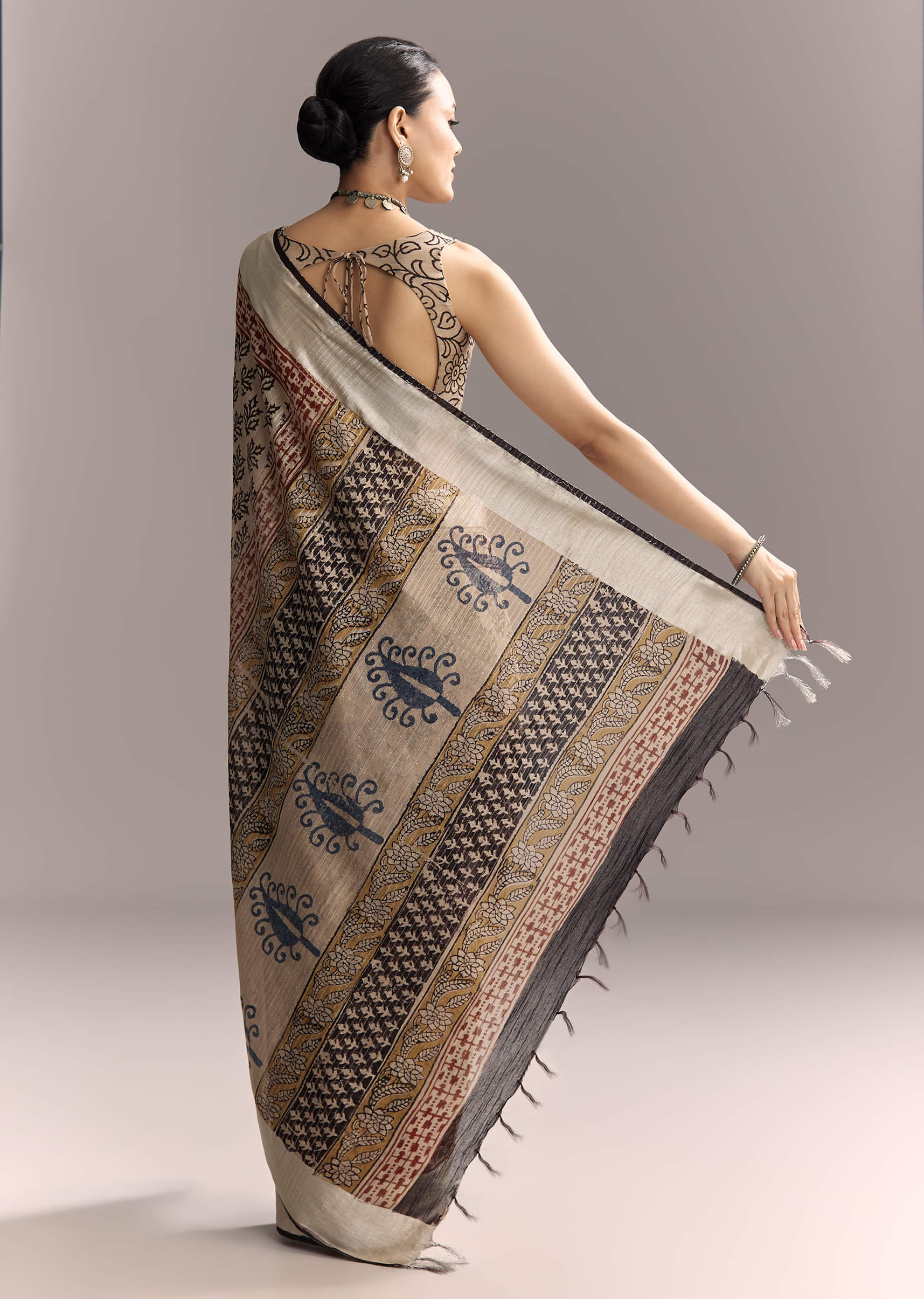 cream-linen-saree-with-black-hand-block-ajrakh-print-sg312205-4.jpg