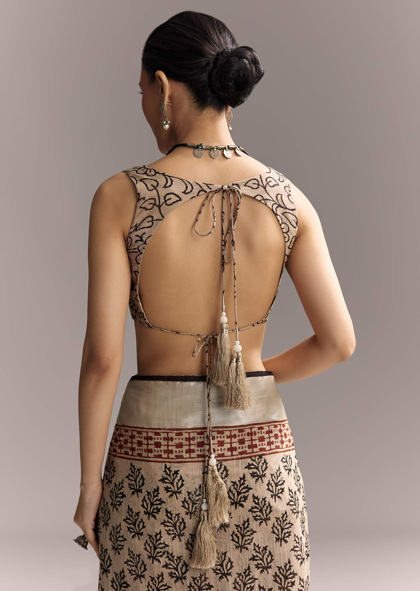 cream-linen-saree-with-black-hand-block-ajrakh-print-sg312205-8.jpg