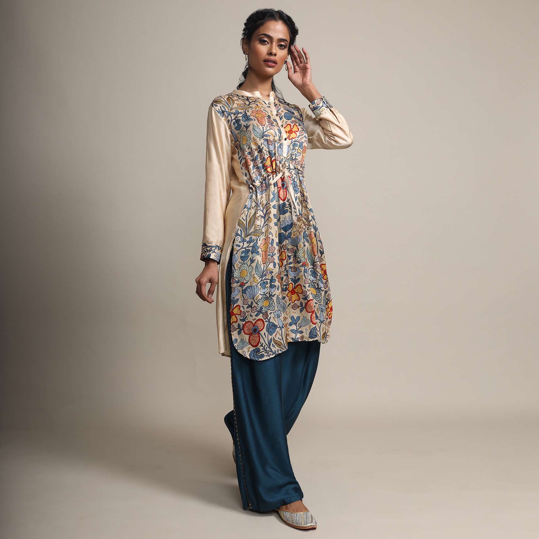 cream_floral_printed_suit_with_contrasting_peacock_m010dd5182bp5086y-sg43786_d7c045d6-9c07-4e8e-8873-25a546713265.jpg