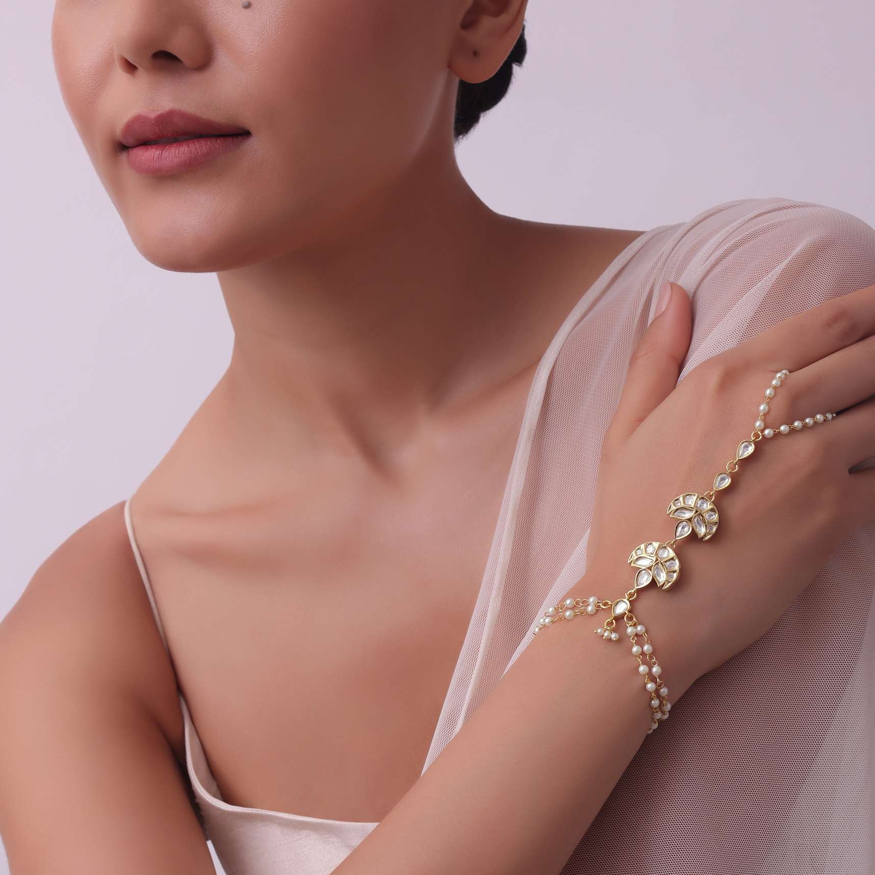 delicate_gold_finish_hath_phool-sg164592_3_9e292ef8-0cab-420d-95a4-32711638f682.jpg