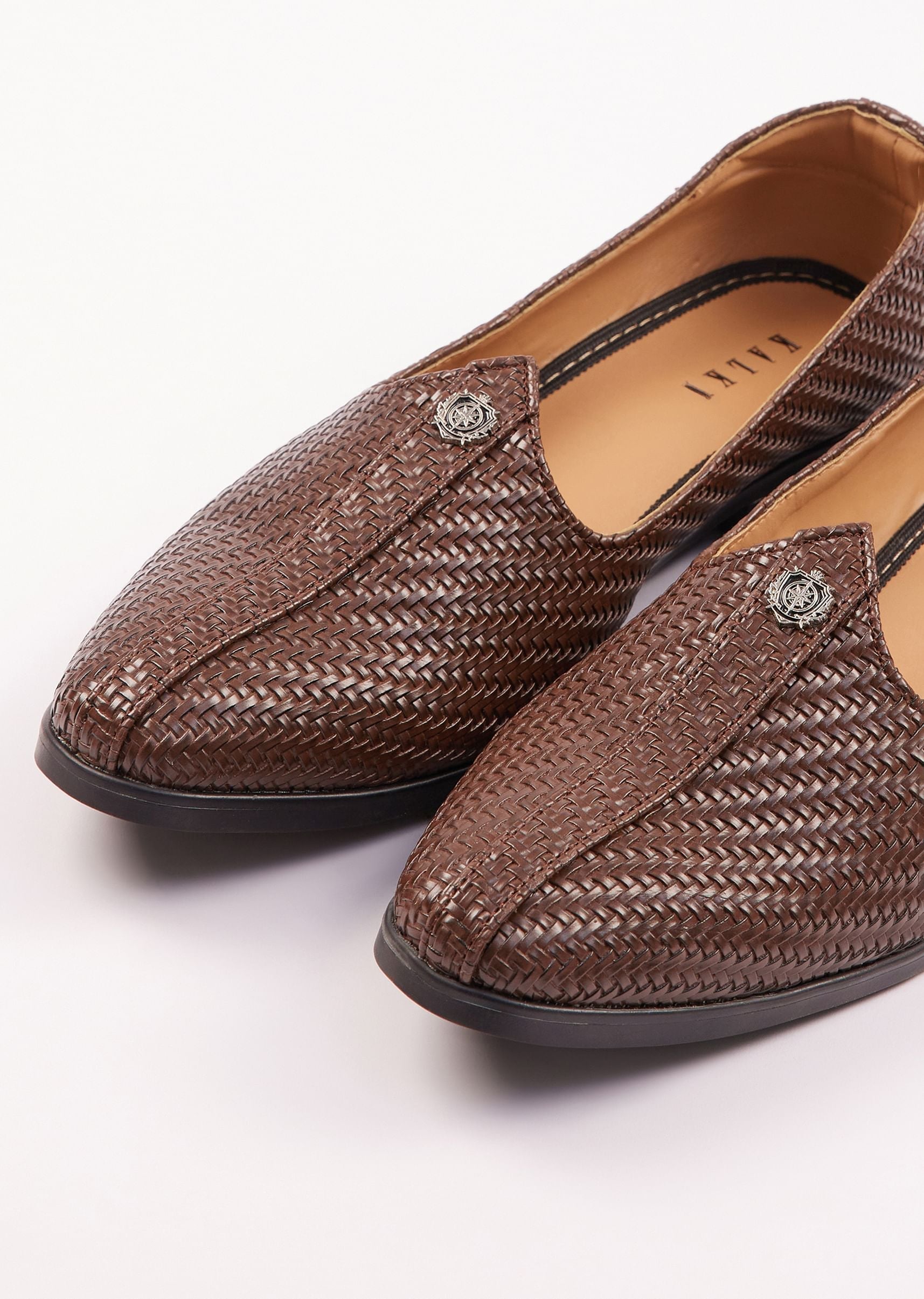 ethnic_juttis_for_men_in_dark_brown-sg250309_4_aa31f9f2-1f64-4b4a-bd28-7c03a94e7249.jpg