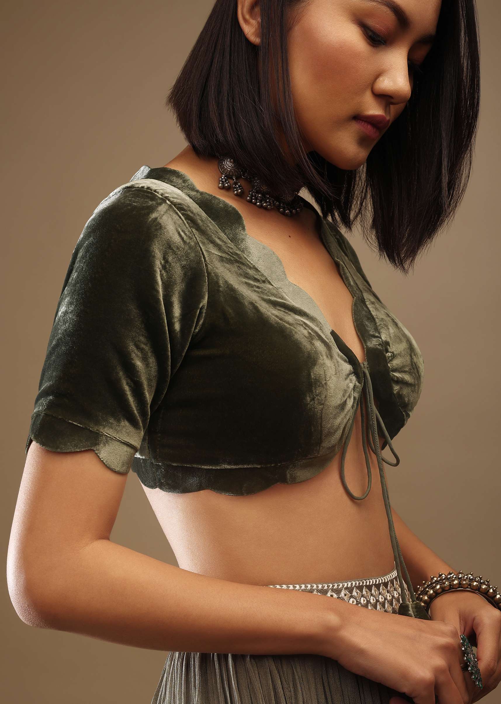 forest_night_velvet_blouse-m001bltr01y-sg93823_2_5615b17d-f15f-4762-a3fc-e047196bc3f1.jpg