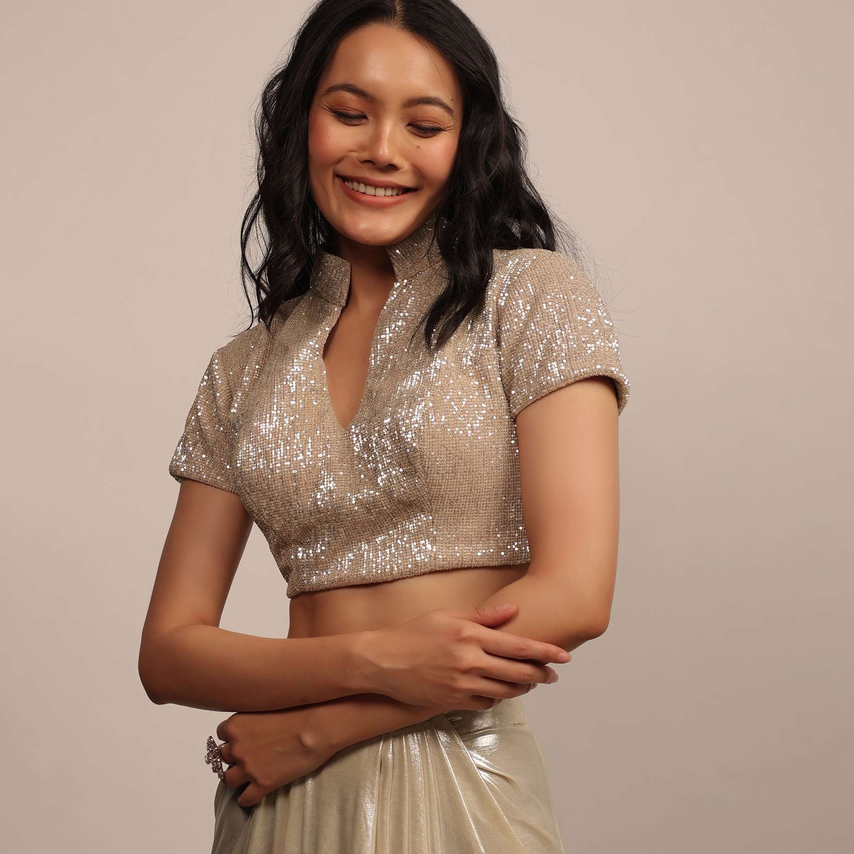 glittery_golden_blouse_in_sequins_and_a_collared_v_neckline-sg147508_3_7db4c0f3-608a-4bac-8fd7-cb2ebf35c57a.jpg