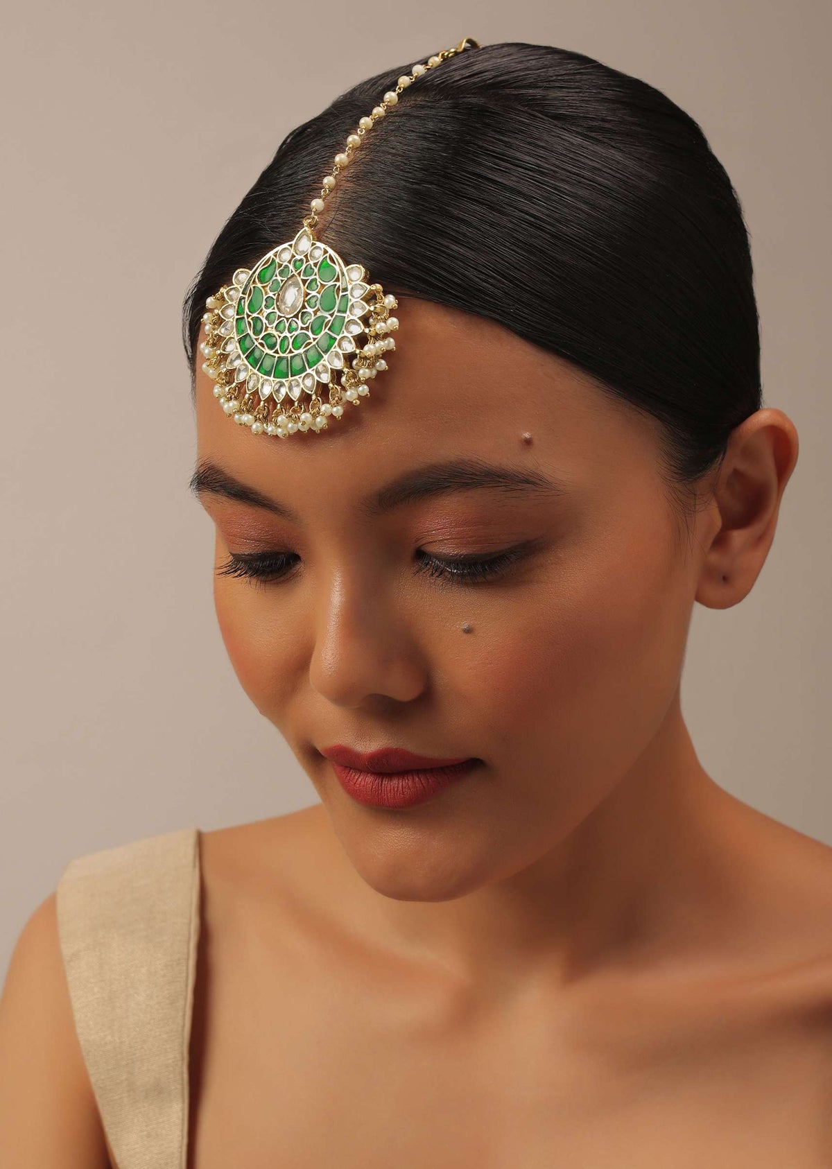gold_finish_kundan_maangtika_with_synthetic_emerald-sg145780_3_575bf187-0f3c-42ba-a30e-0045c897e43a.jpg
