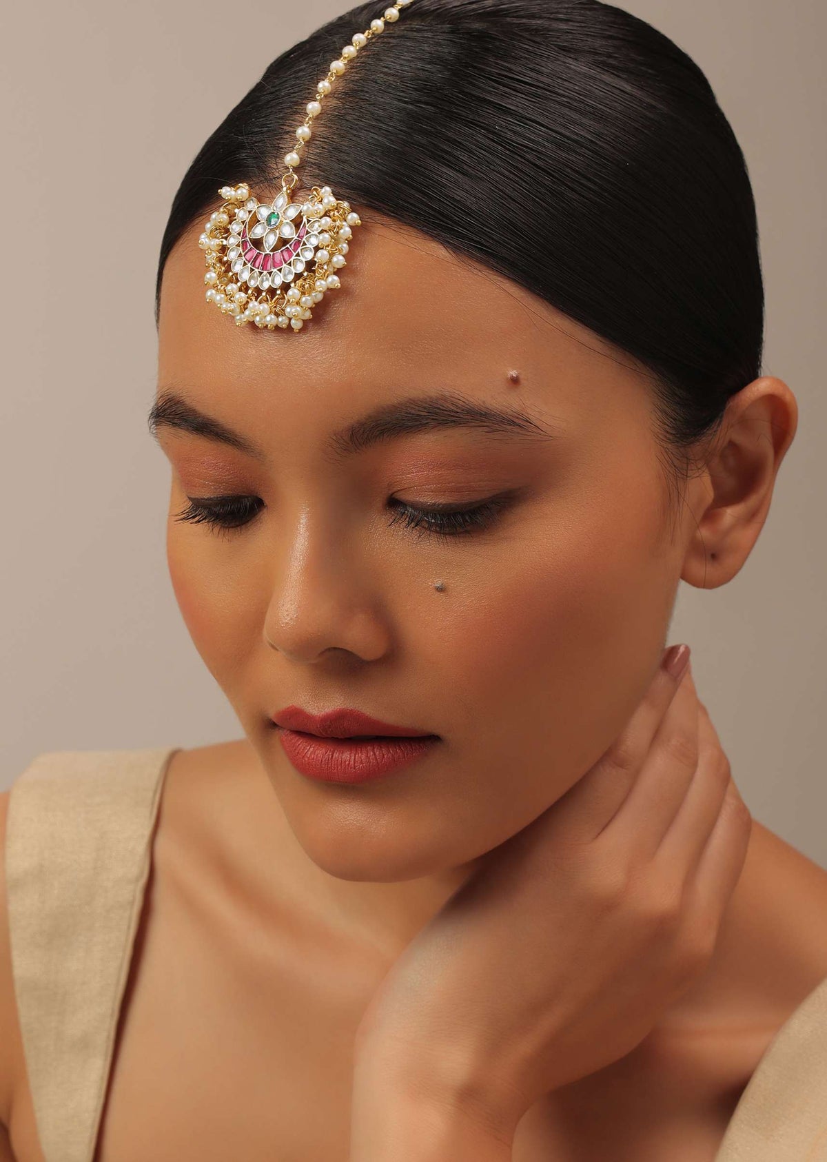 gold_finish_kundan_polki_maangteeka_with_synthetic-sg145779_2_6eceb326-bbda-412a-bd5f-10c76c200901.jpg