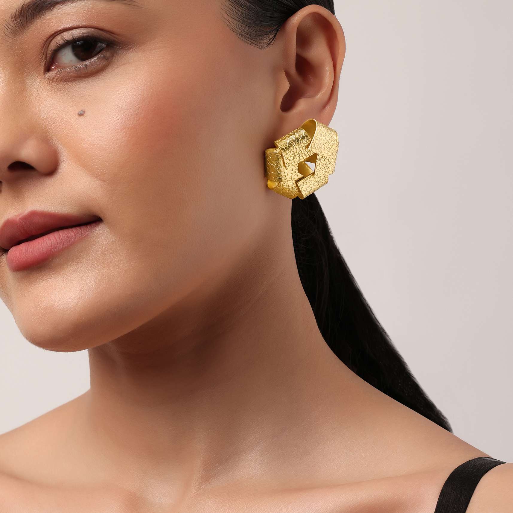 gold_oversized_floral_studs-sg164567_3_261a9ee9-e10c-4746-badb-81c99a49dd6e.jpg