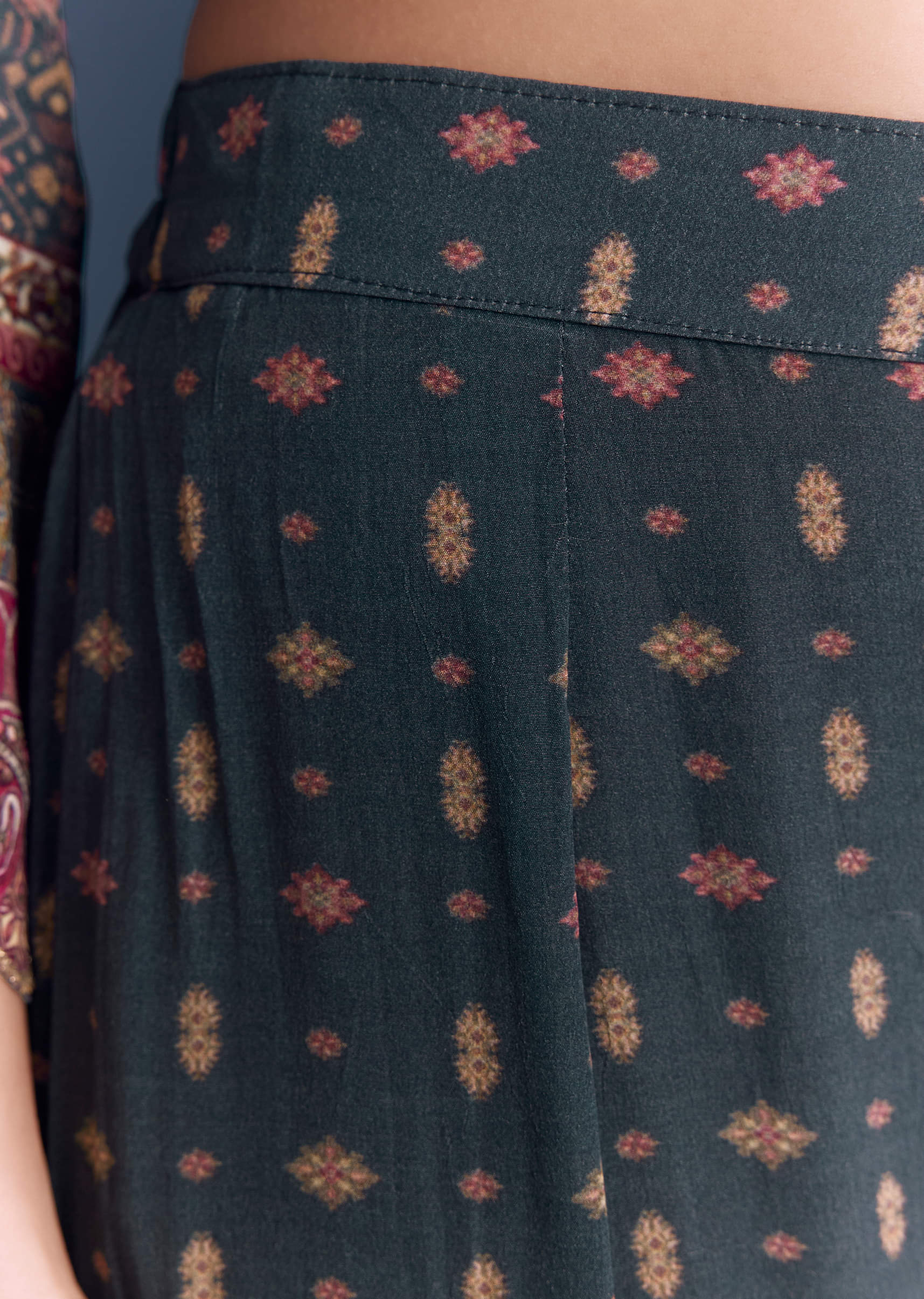 green-crepe-kurta-set-fresh-with-indie-print-and-zari-work-sg345163-6.jpg