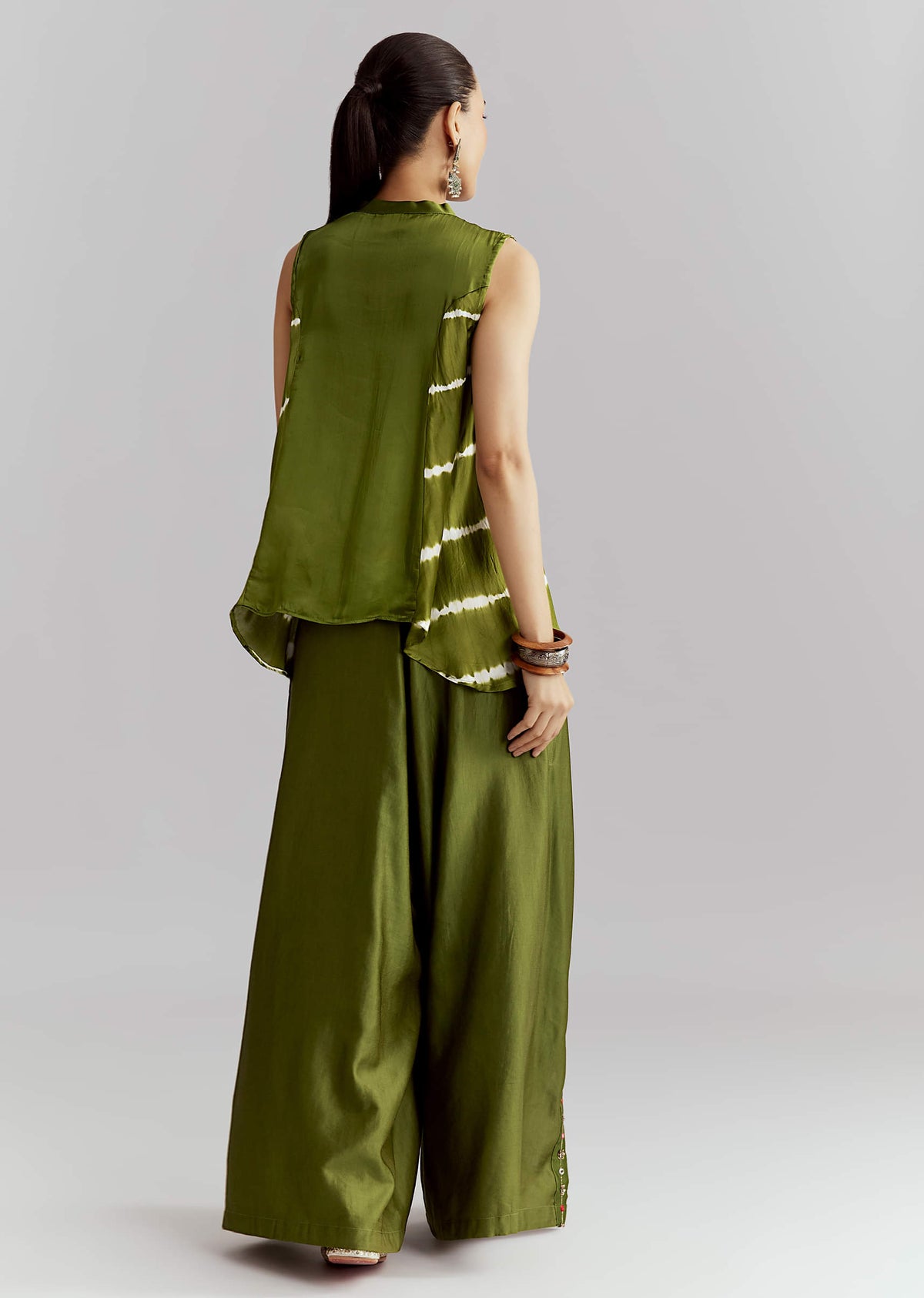 green-satin-indo-western-set-with-bandhani-and-leheriya-print-sg356593-5.jpg
