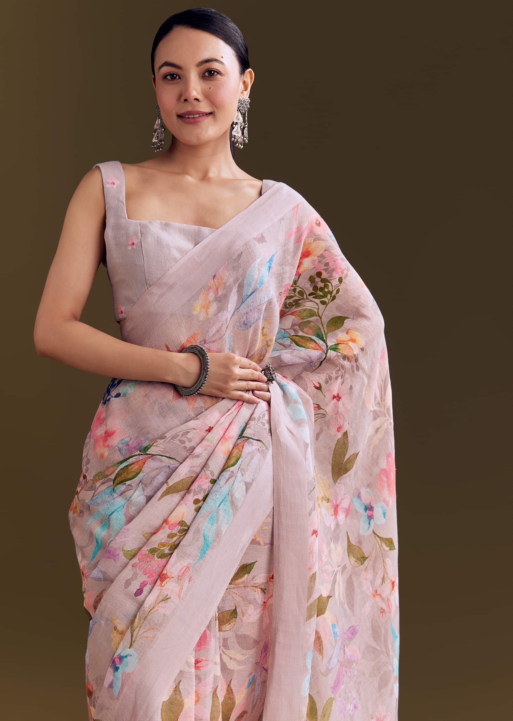 grey-cotton-linen-saree-with-pastel-blooms-sg291722-5_8219b63c-866b-4d40-86ca-64dc5fa85ad4.jpg