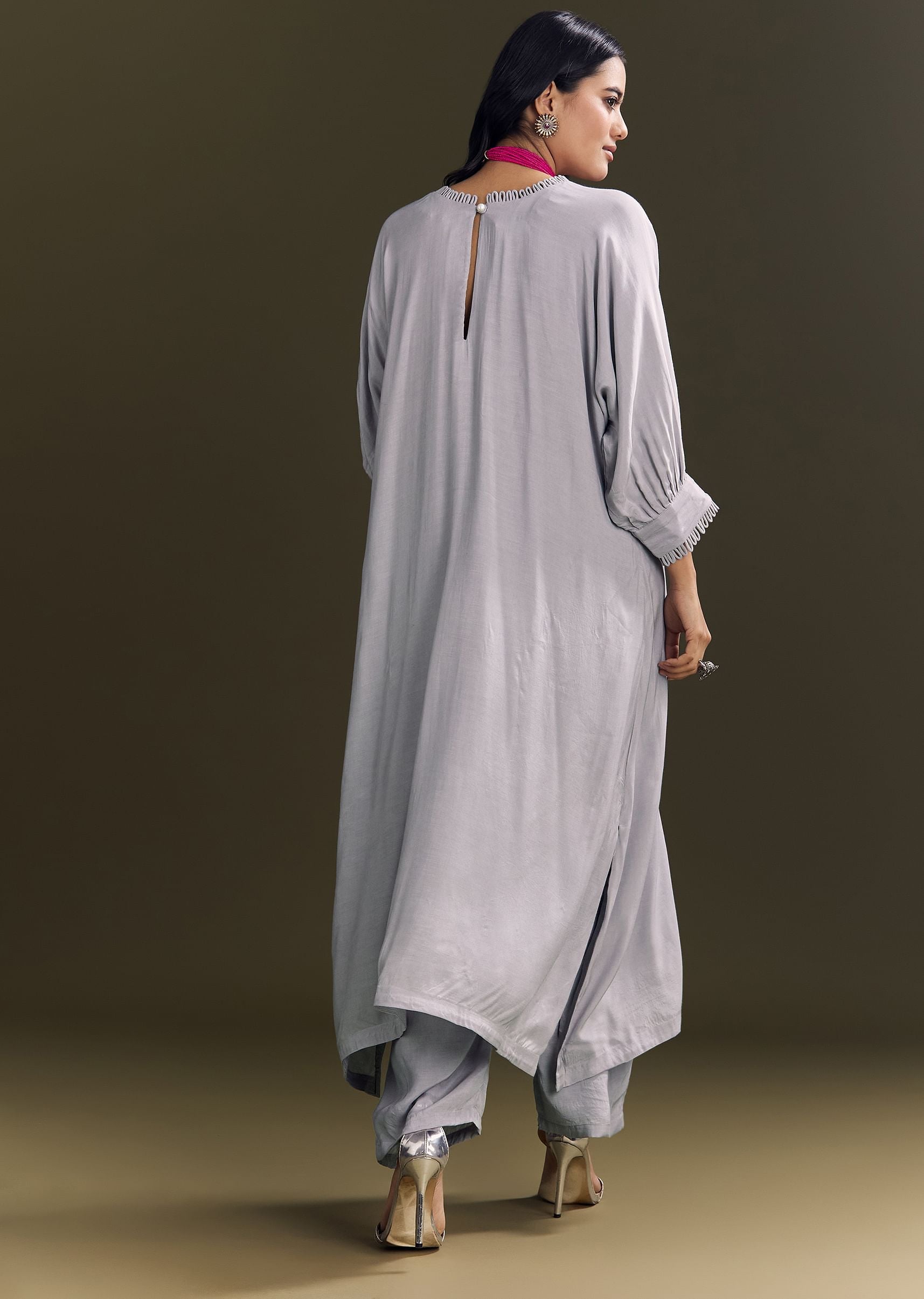 grey-solid-kurta-pant-set-with-pink-beaded-neckpiece-sg312855-5_7484b814-08da-436d-b894-3297803bc909.jpg