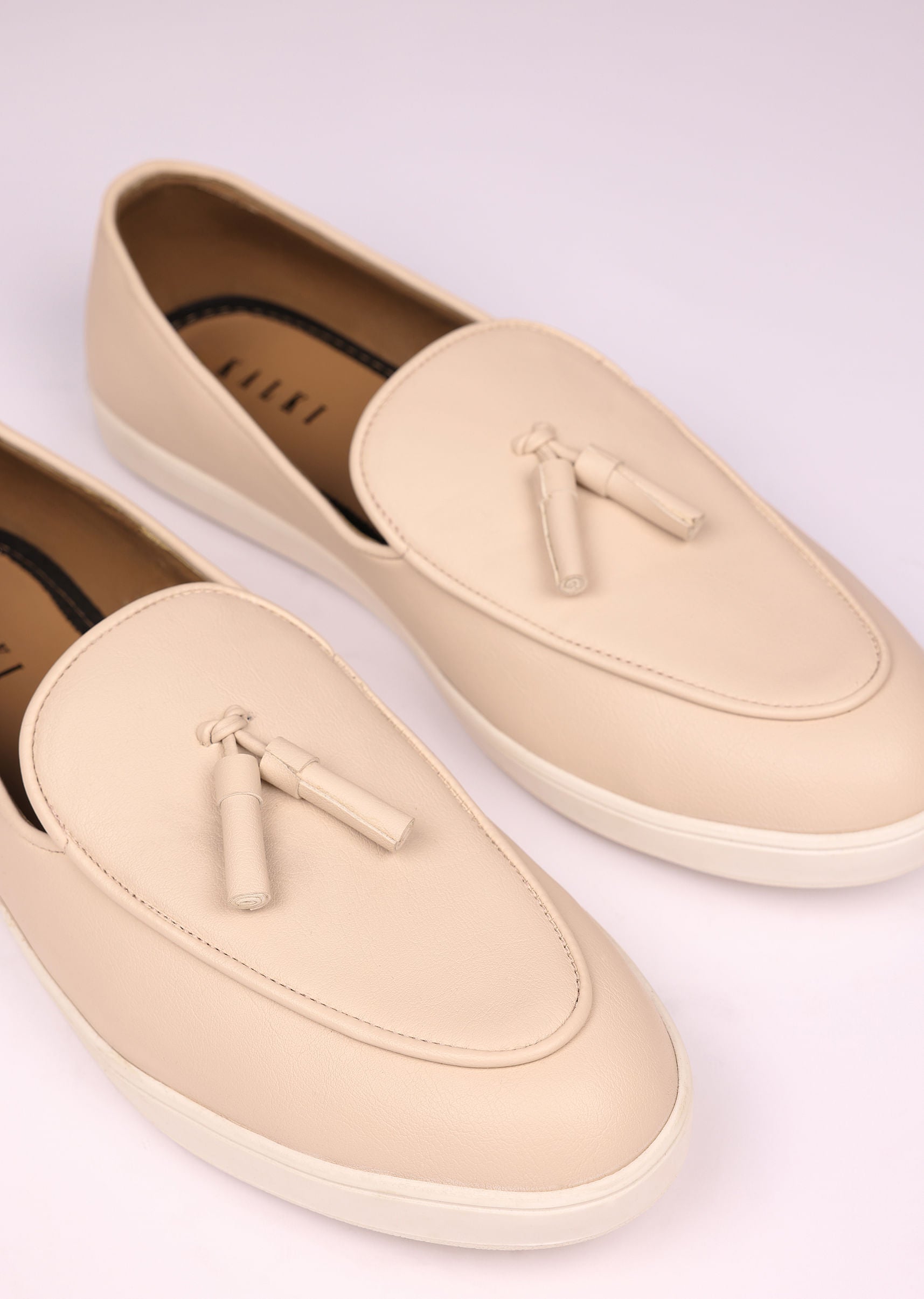 ivory_vegan_leather_tassel_jutti-sg222851_9_d5f256f6-d6c3-418c-9d32-0426dc342d69.jpg