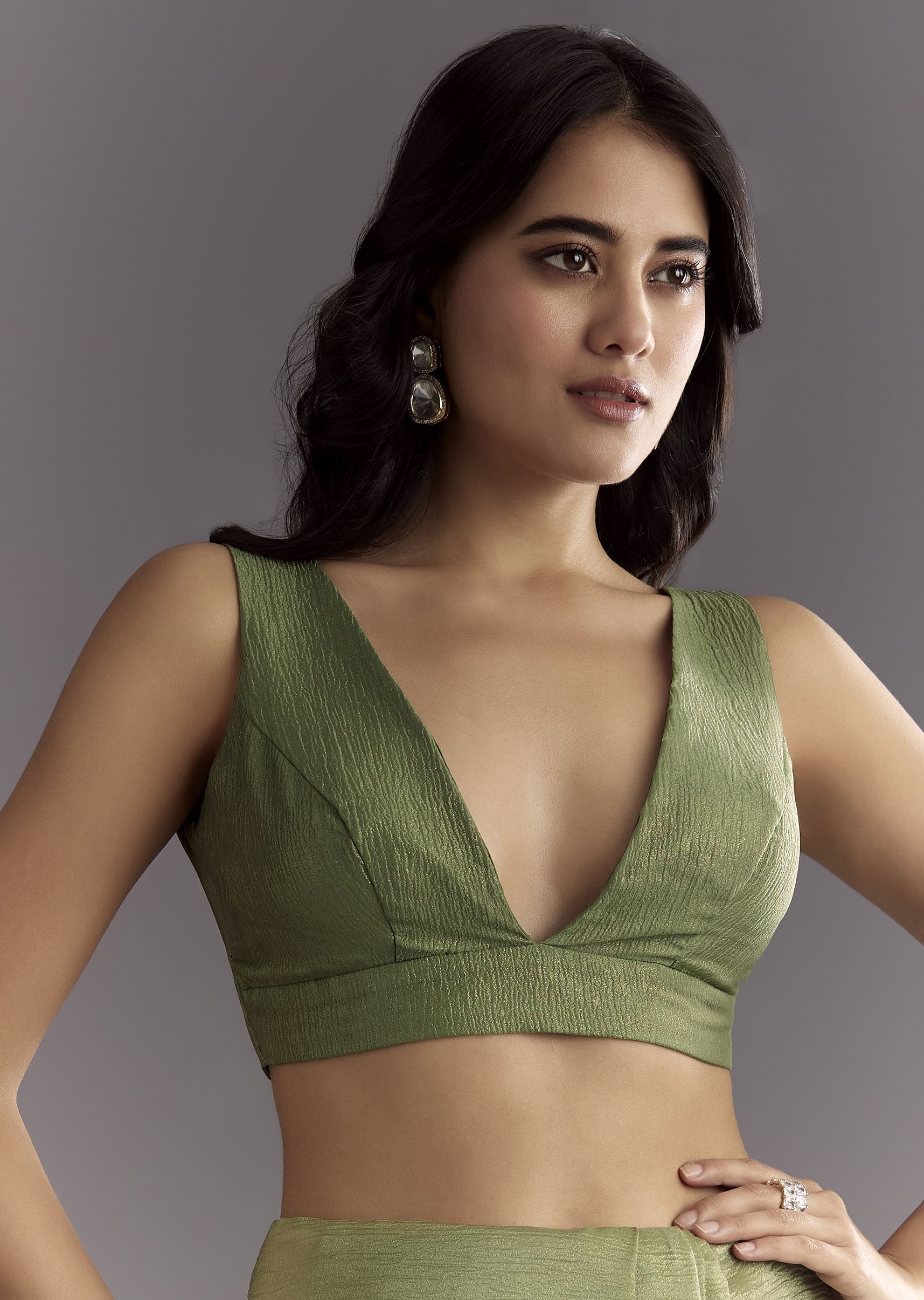 mehendi-green-crushed-tissue-saree-with-embroidered-scallop-border-sg294615-7_2943521e-e0cb-4a03-a99c-7bbfb2796d25.jpg