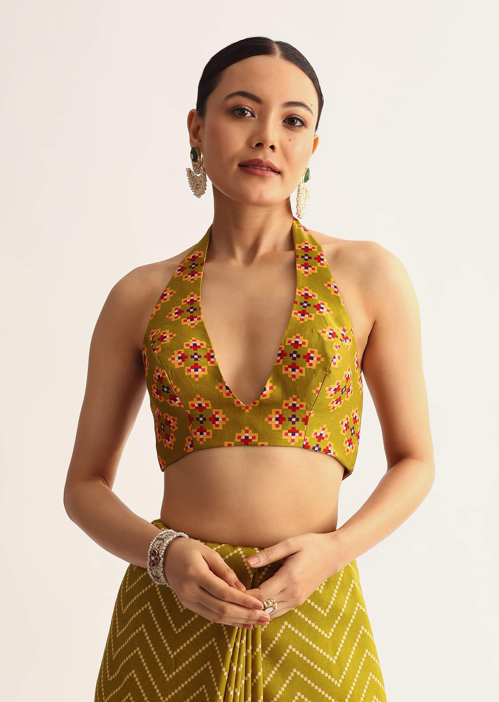 mehendi-green-patola-printed-satin-saree-with-scallop-embroidered-border-sg316231-7_48552eff-d184-48c8-bf95-d5eac03f62bc.jpg